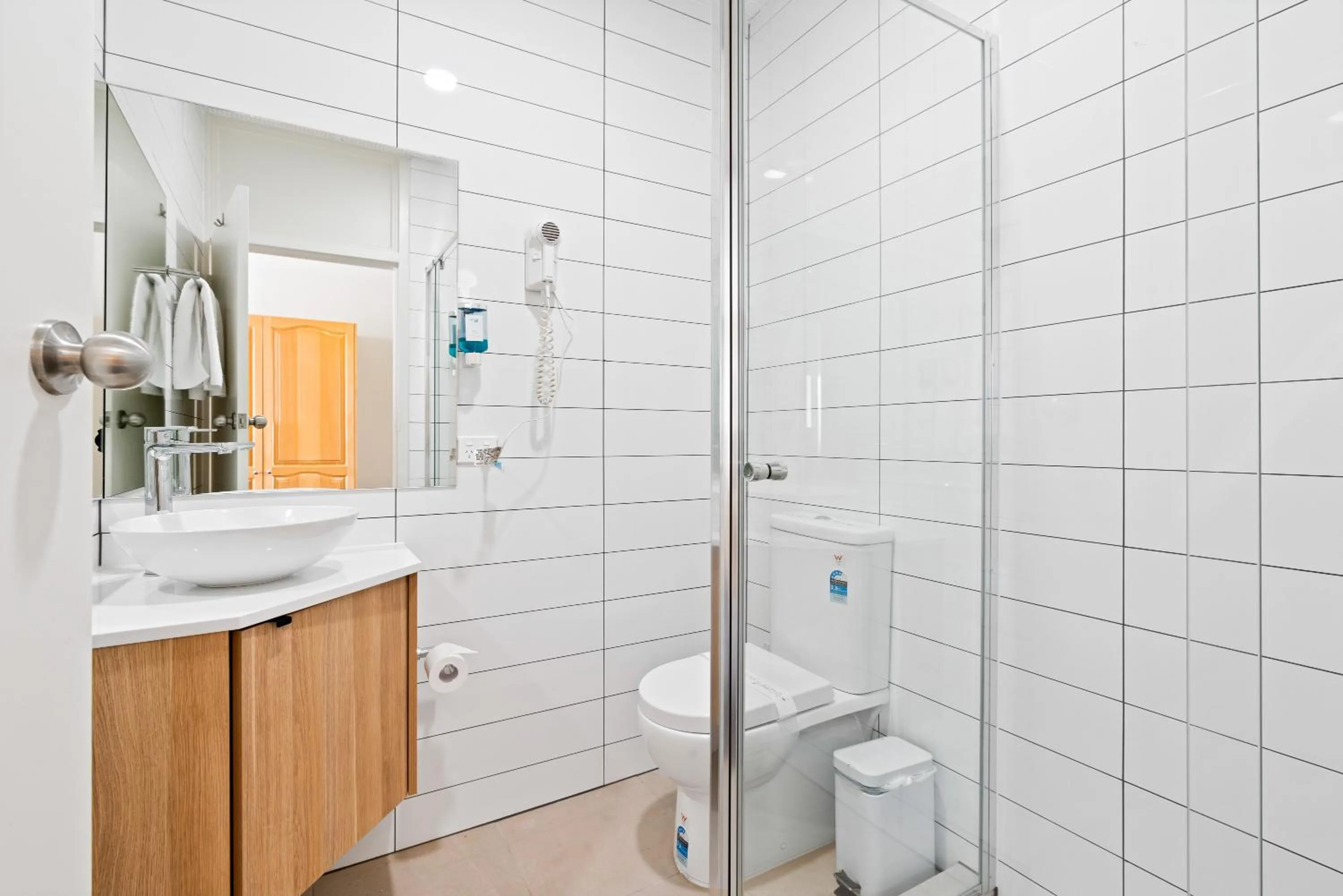 Bathroom in Adelaide International Motel