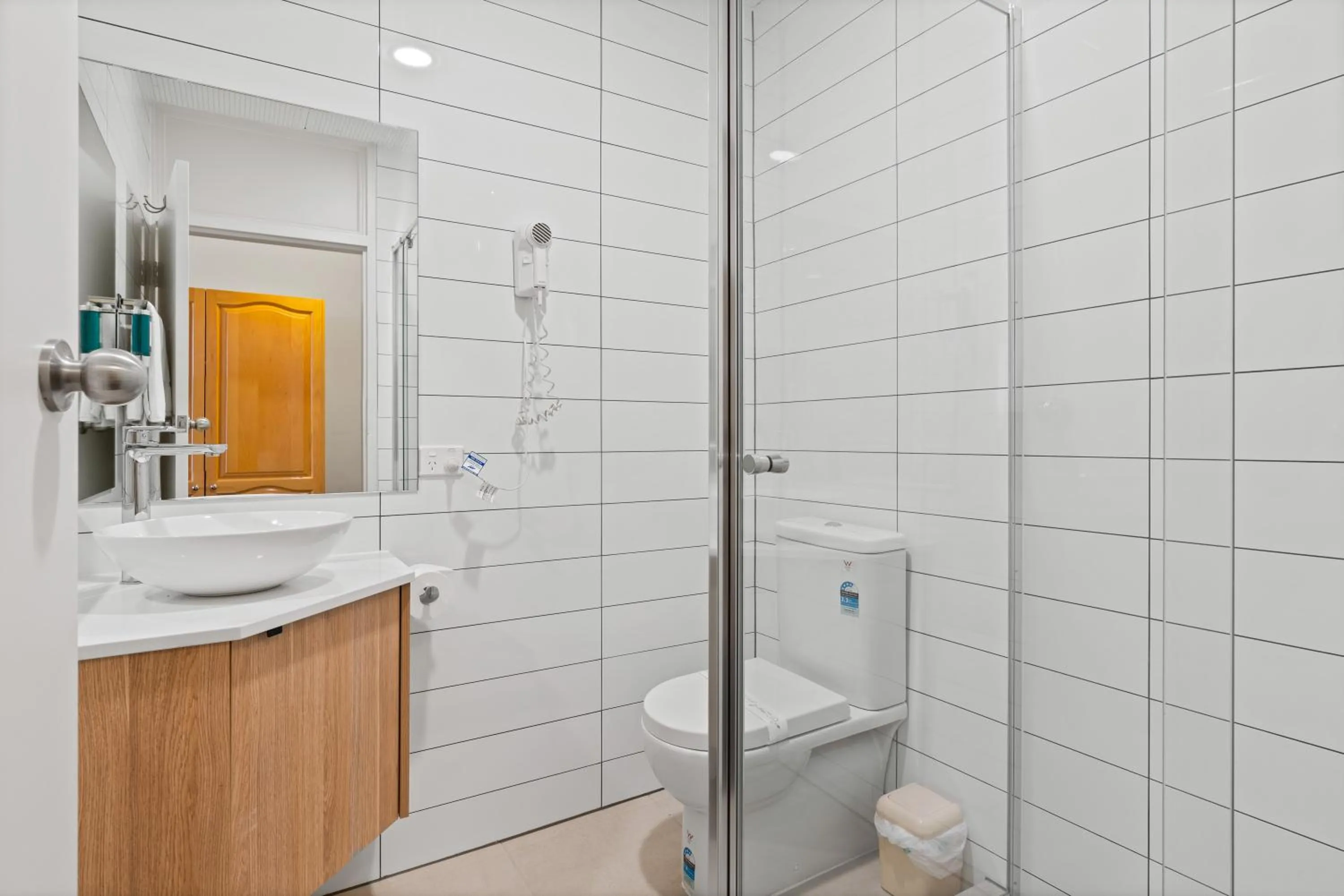 Bathroom in Adelaide International Motel