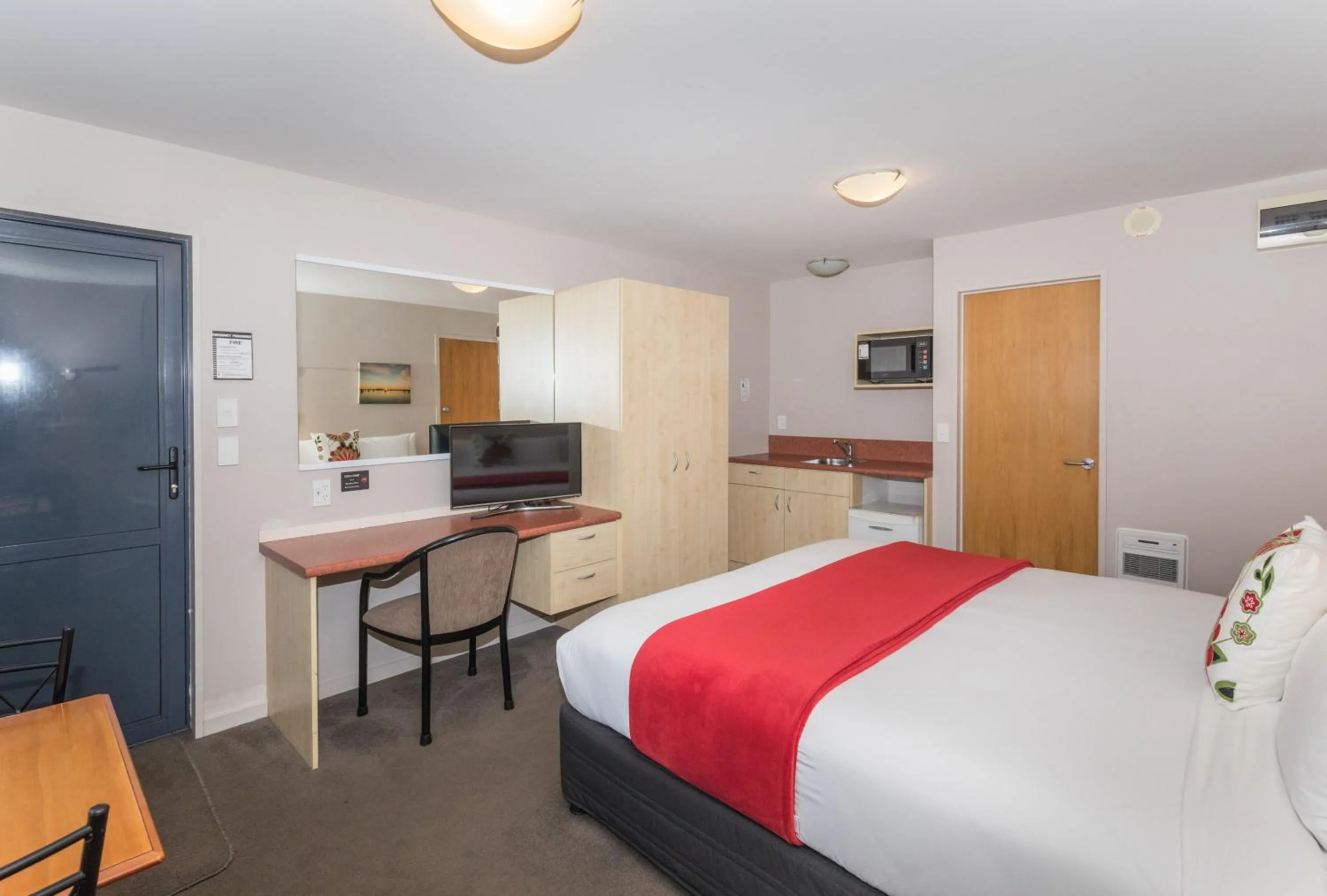 Photo of the whole room, Bed in Bella Vista Motel Oamaru