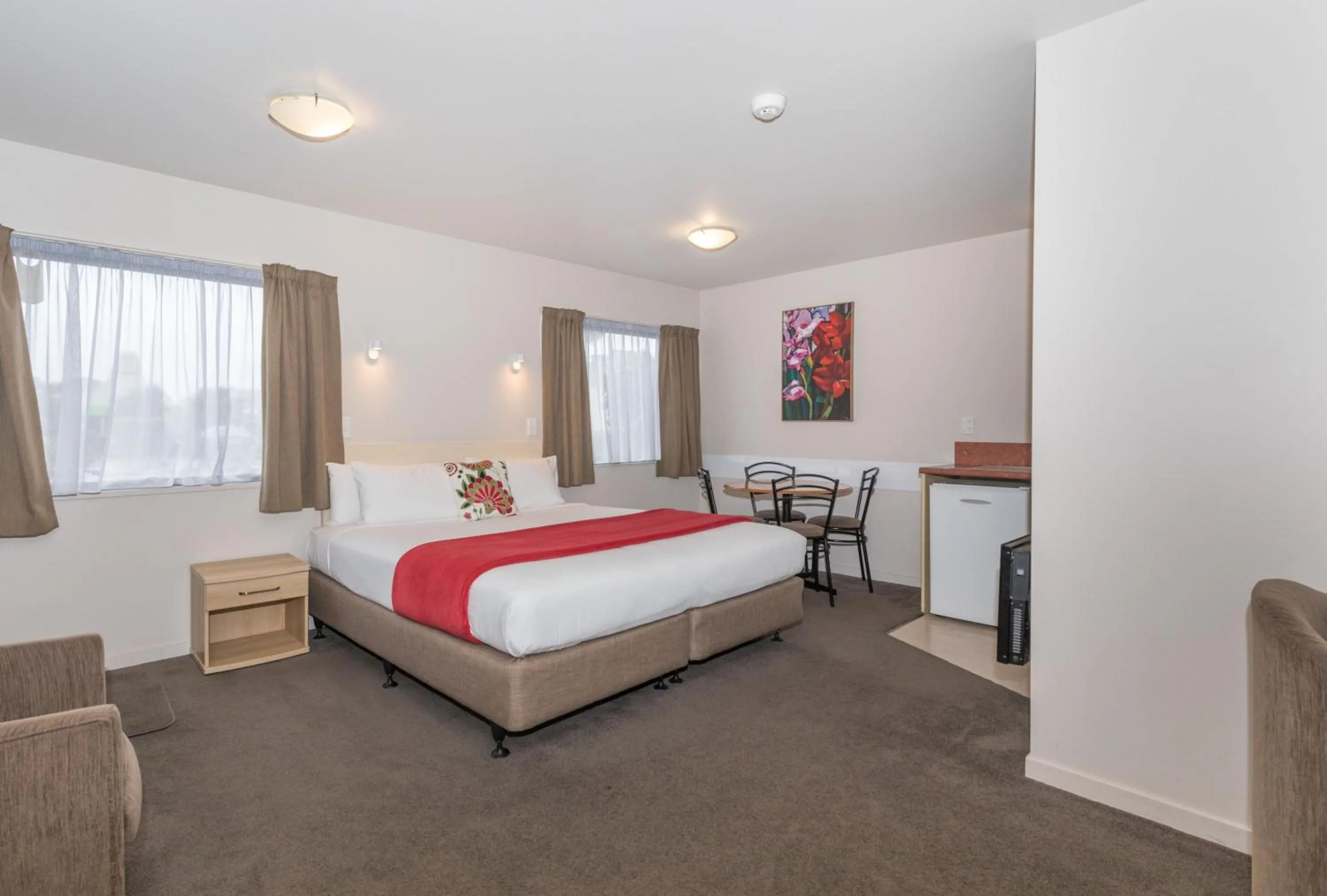 Living room, Bed in Bella Vista Motel Oamaru