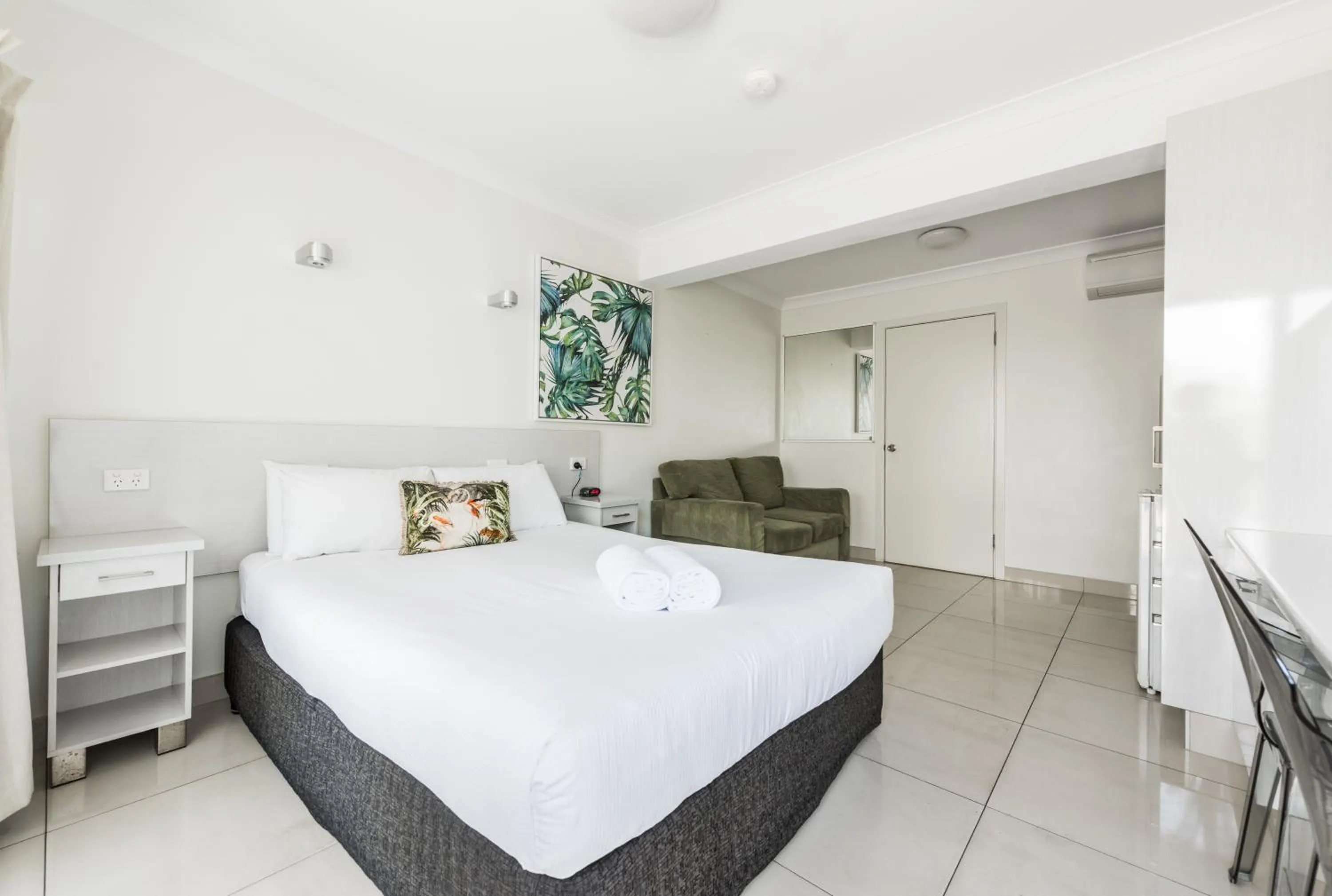 Bed in Hibiscus Motel