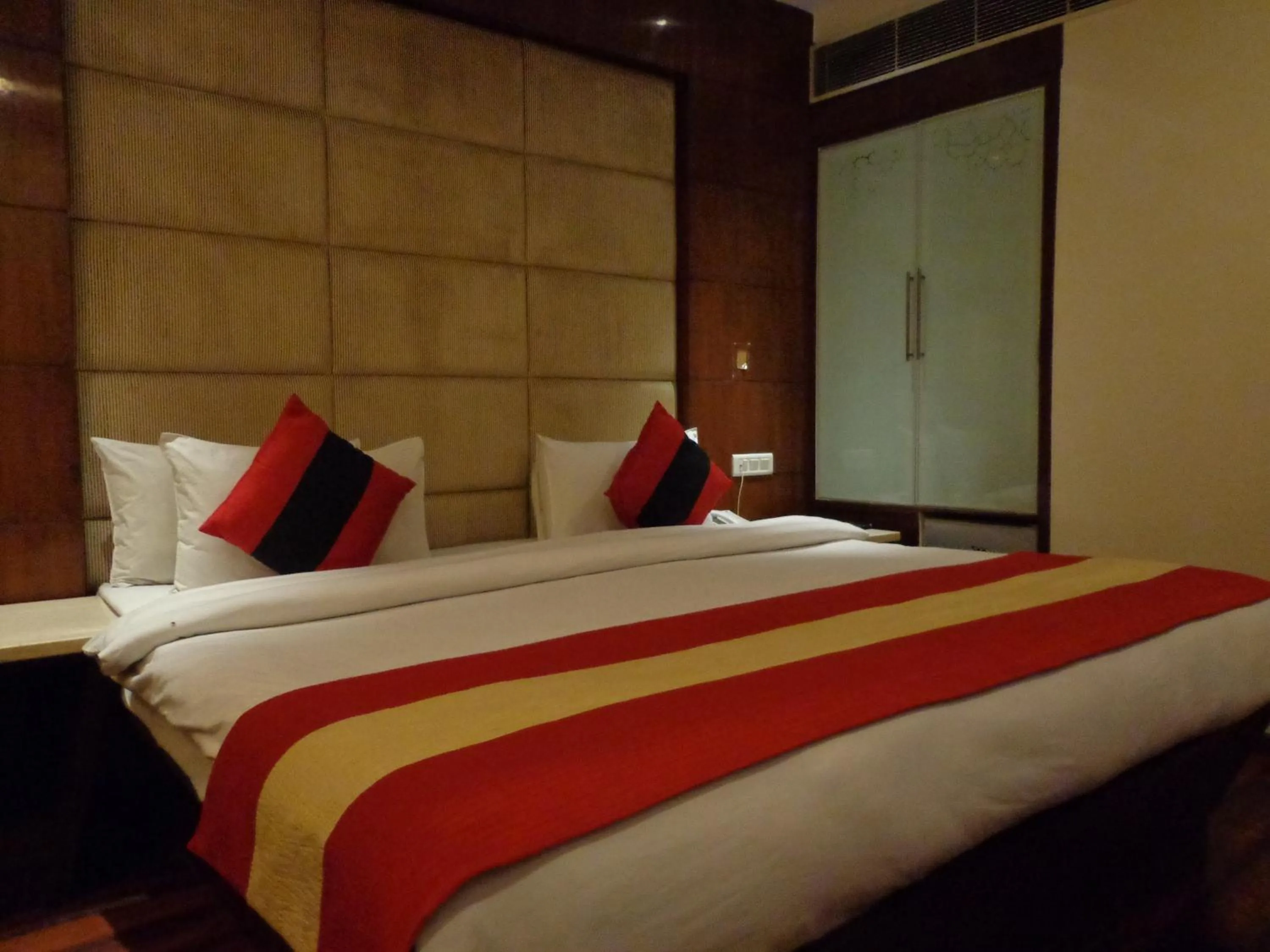 Bed in Hotel Aura - New Delhi Railway Station