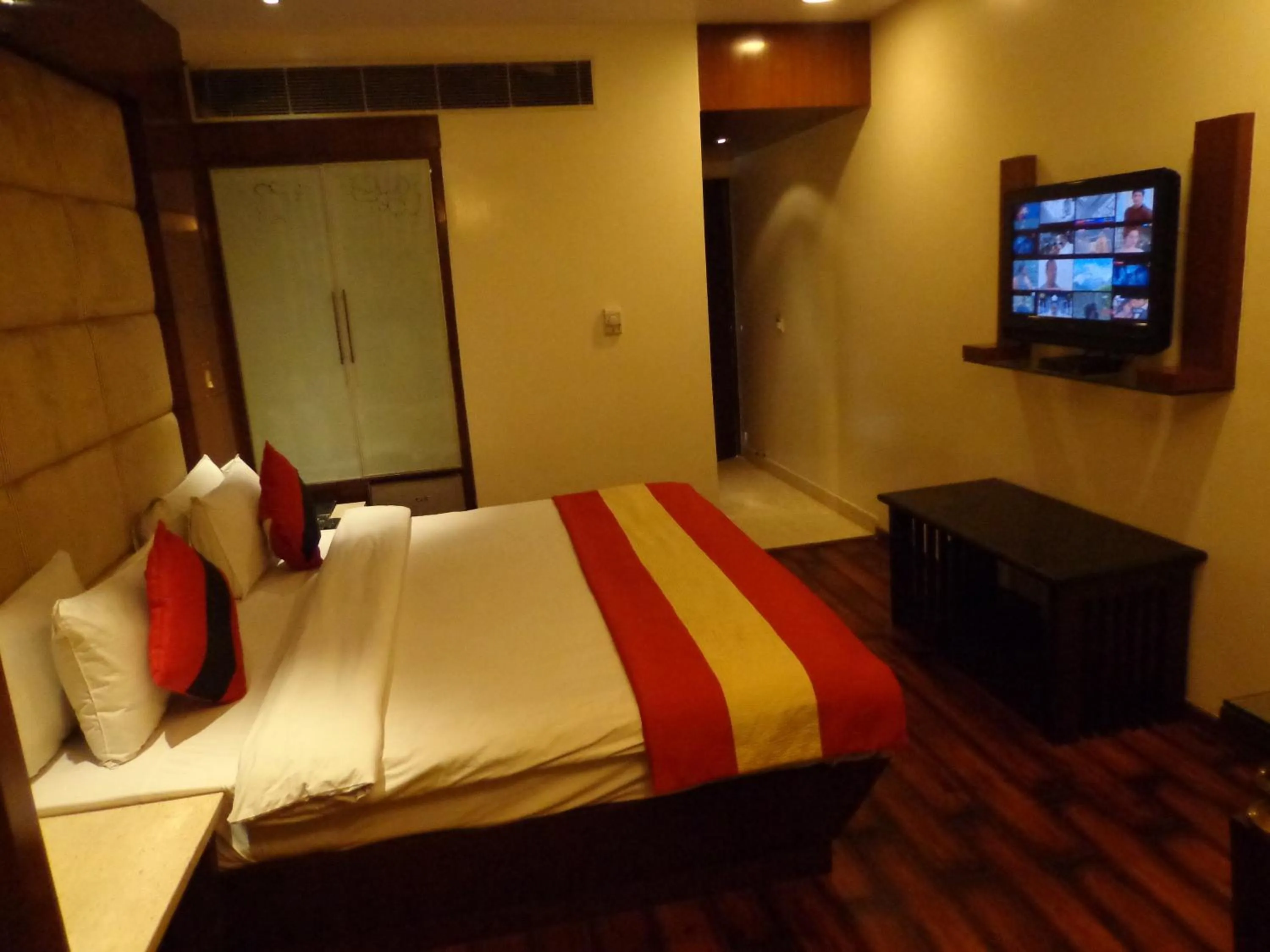 Bed in Hotel Aura - New Delhi Railway Station