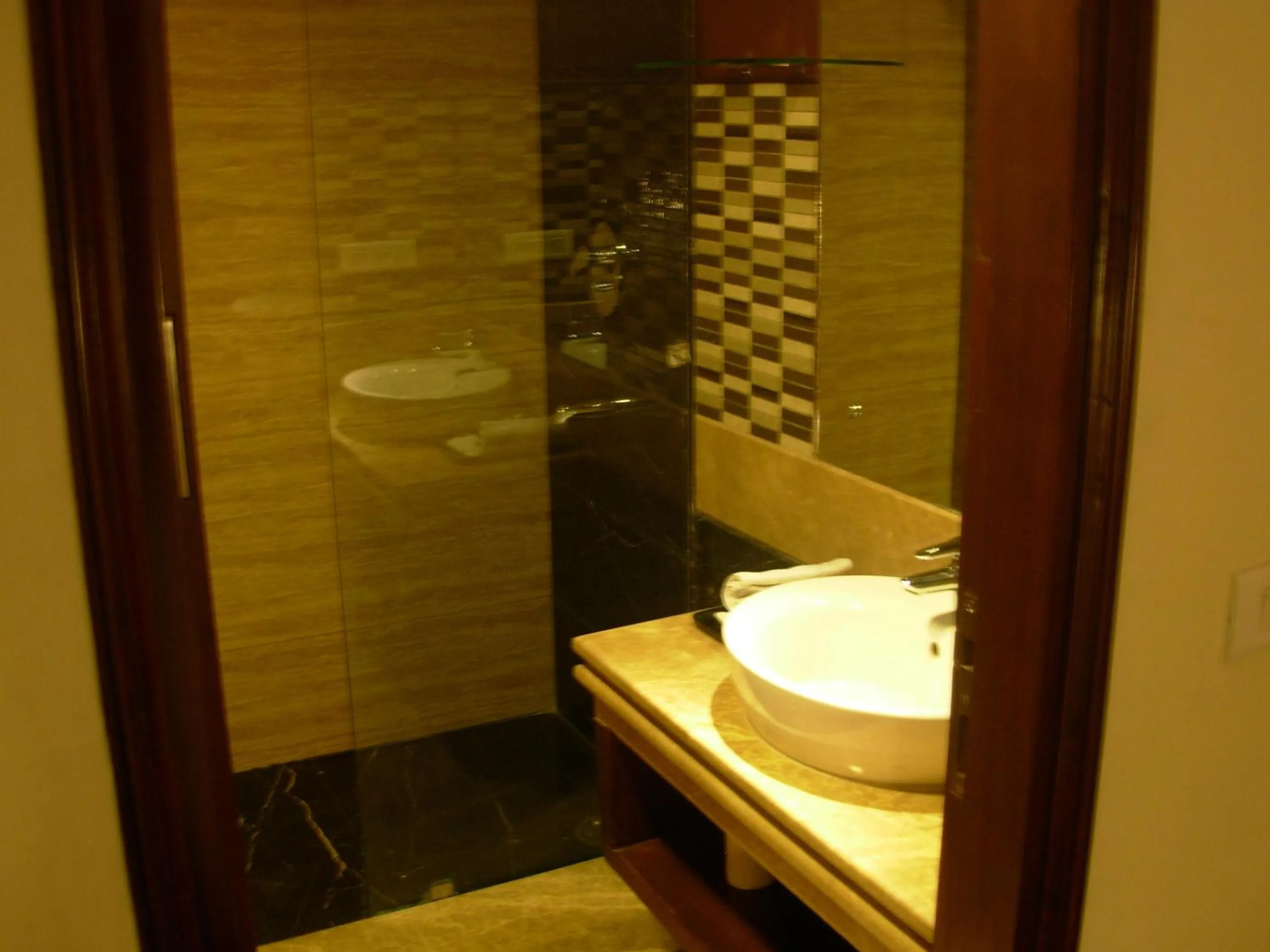 Bathroom in Hotel Aura - New Delhi Railway Station