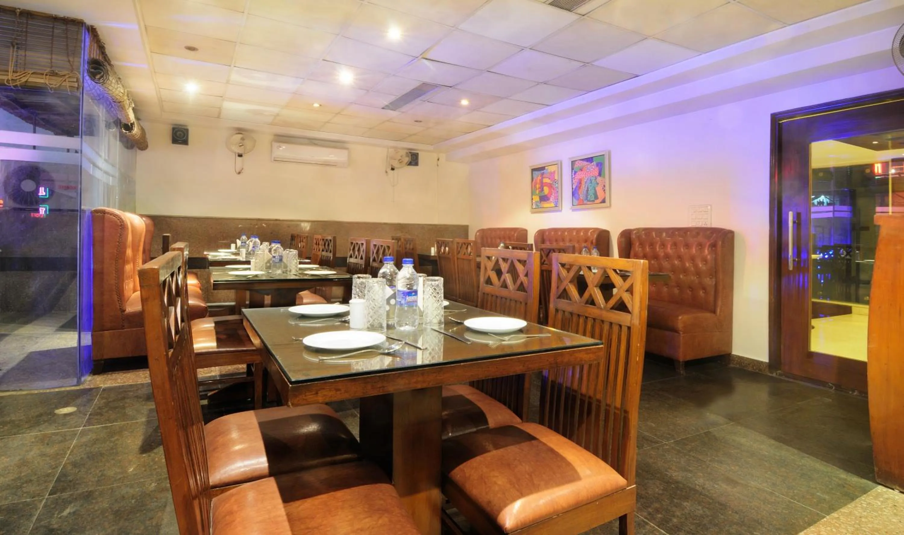 Restaurant/places to eat in Hotel Aura - New Delhi Railway Station