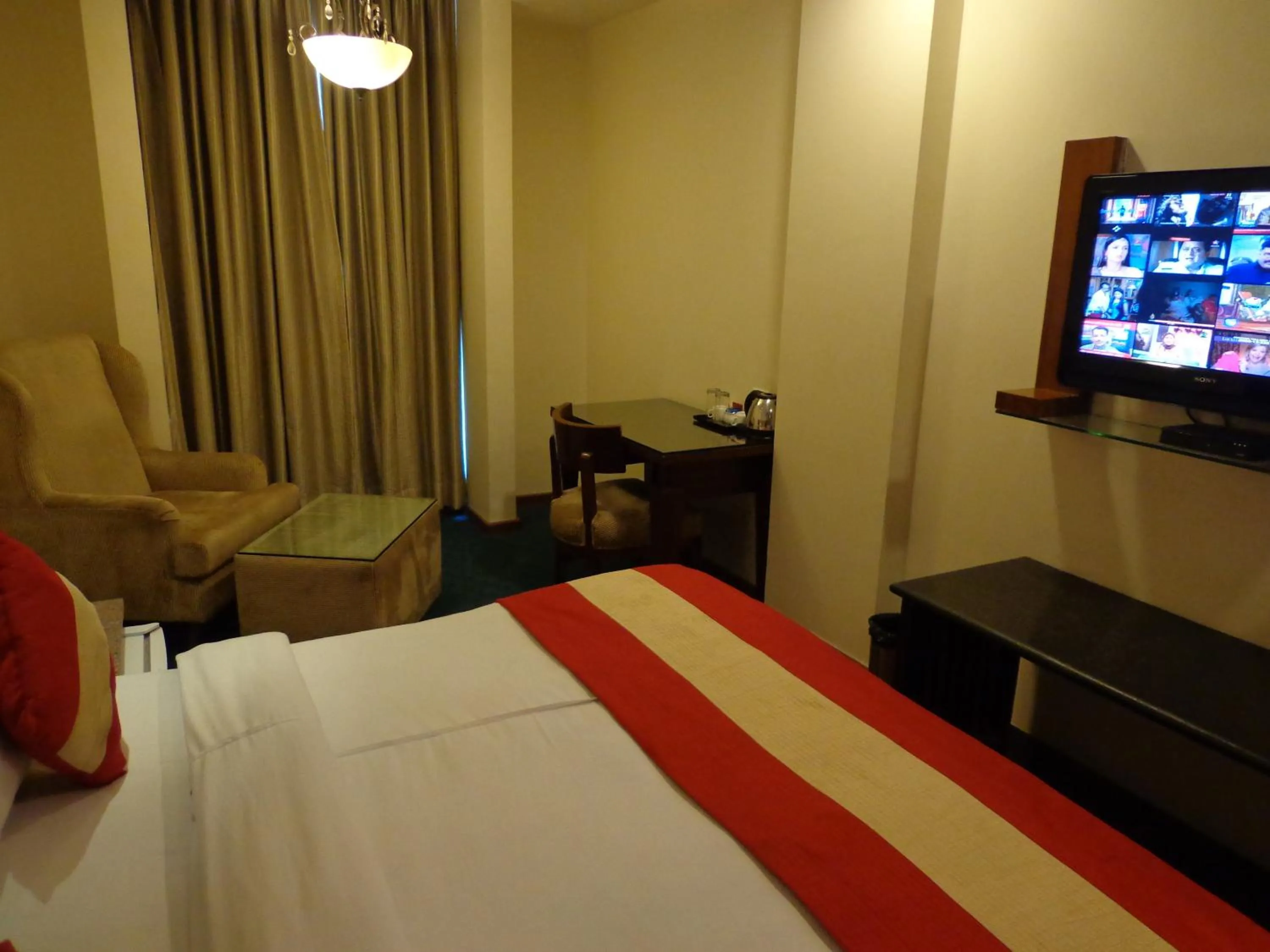 TV and multimedia, Bed in Hotel Aura - New Delhi Railway Station