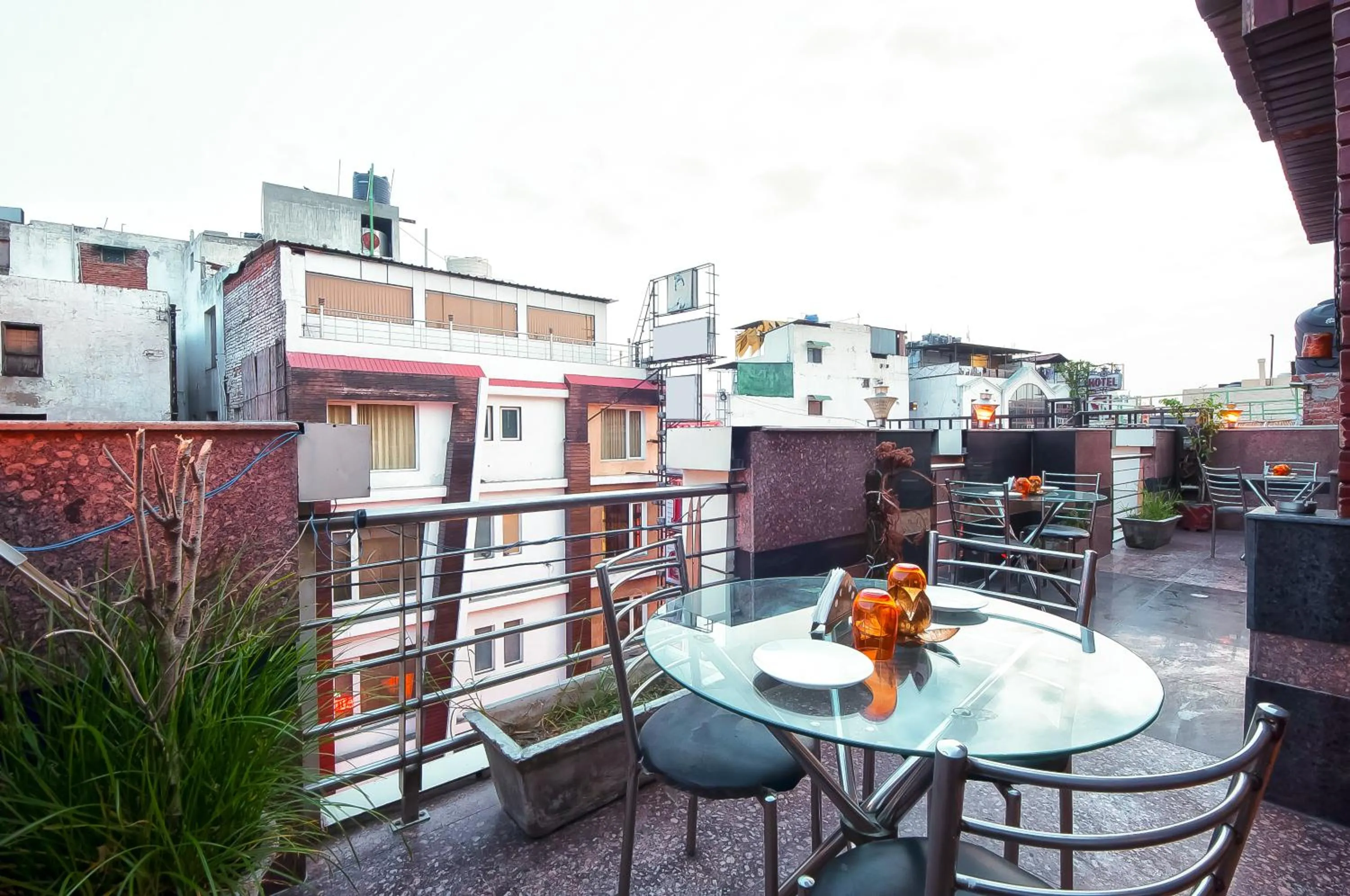 Restaurant/places to eat in Hotel Aura - New Delhi Railway Station