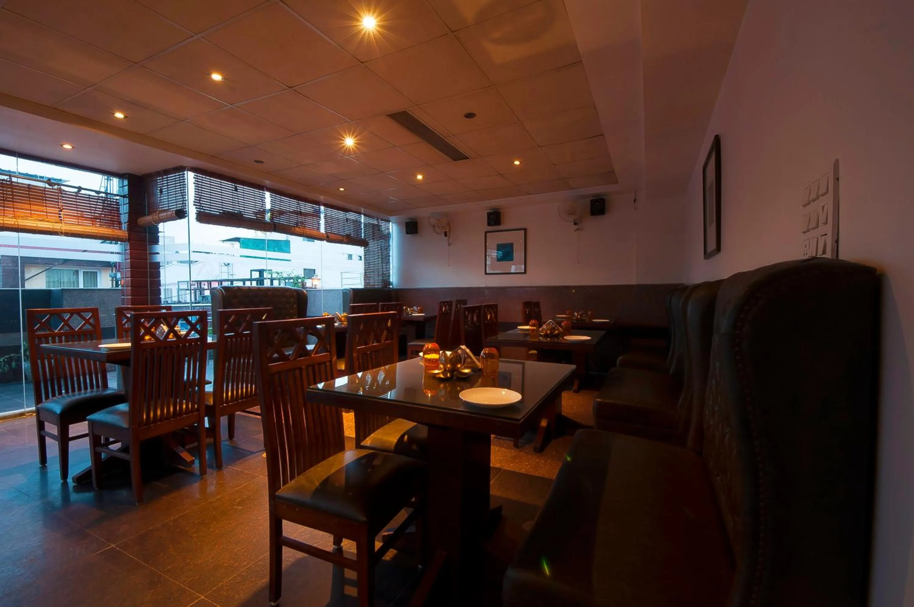 Restaurant/places to eat in Hotel Aura - New Delhi Railway Station