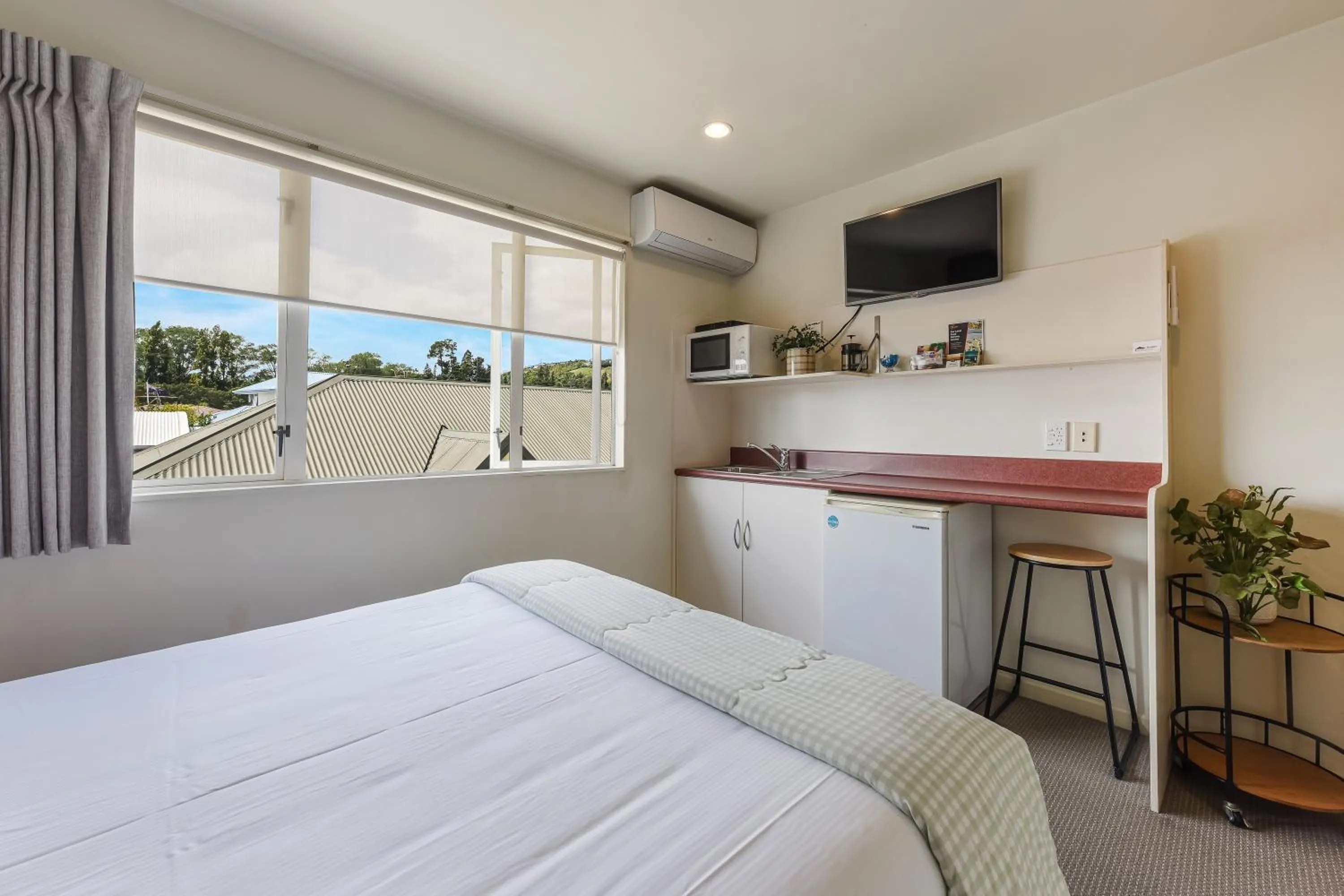Kitchen or kitchenette, Bed in Boutique Motel