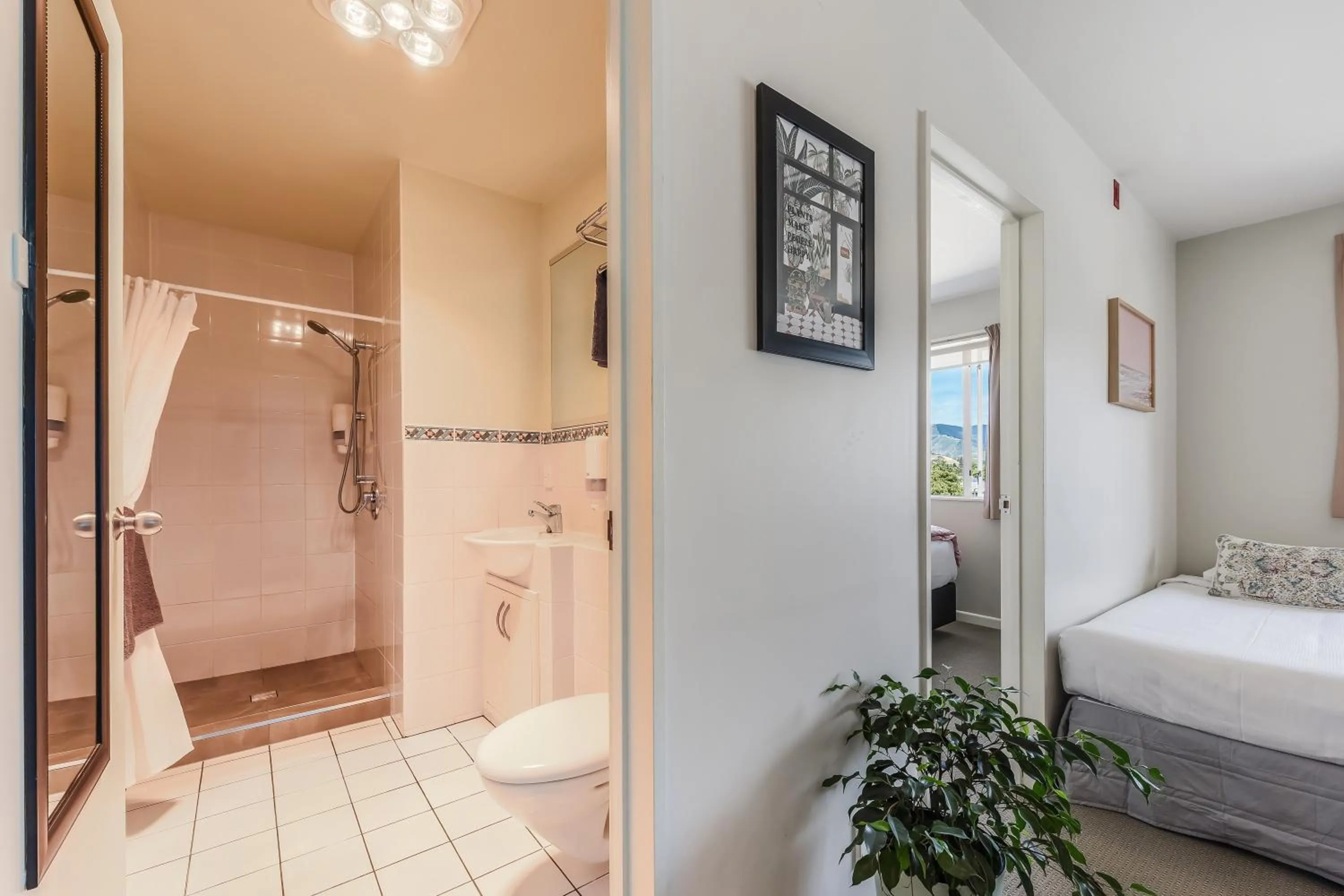 Shower, Bed in Boutique Motel