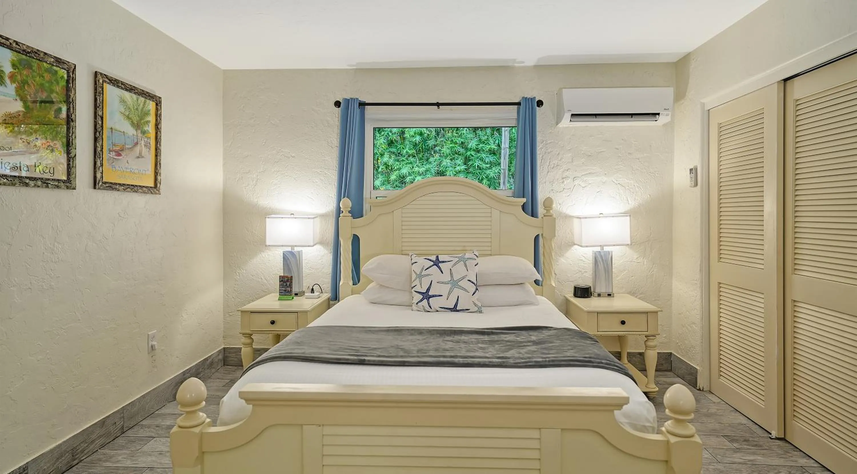 Bed in Siesta Key Palms Resort