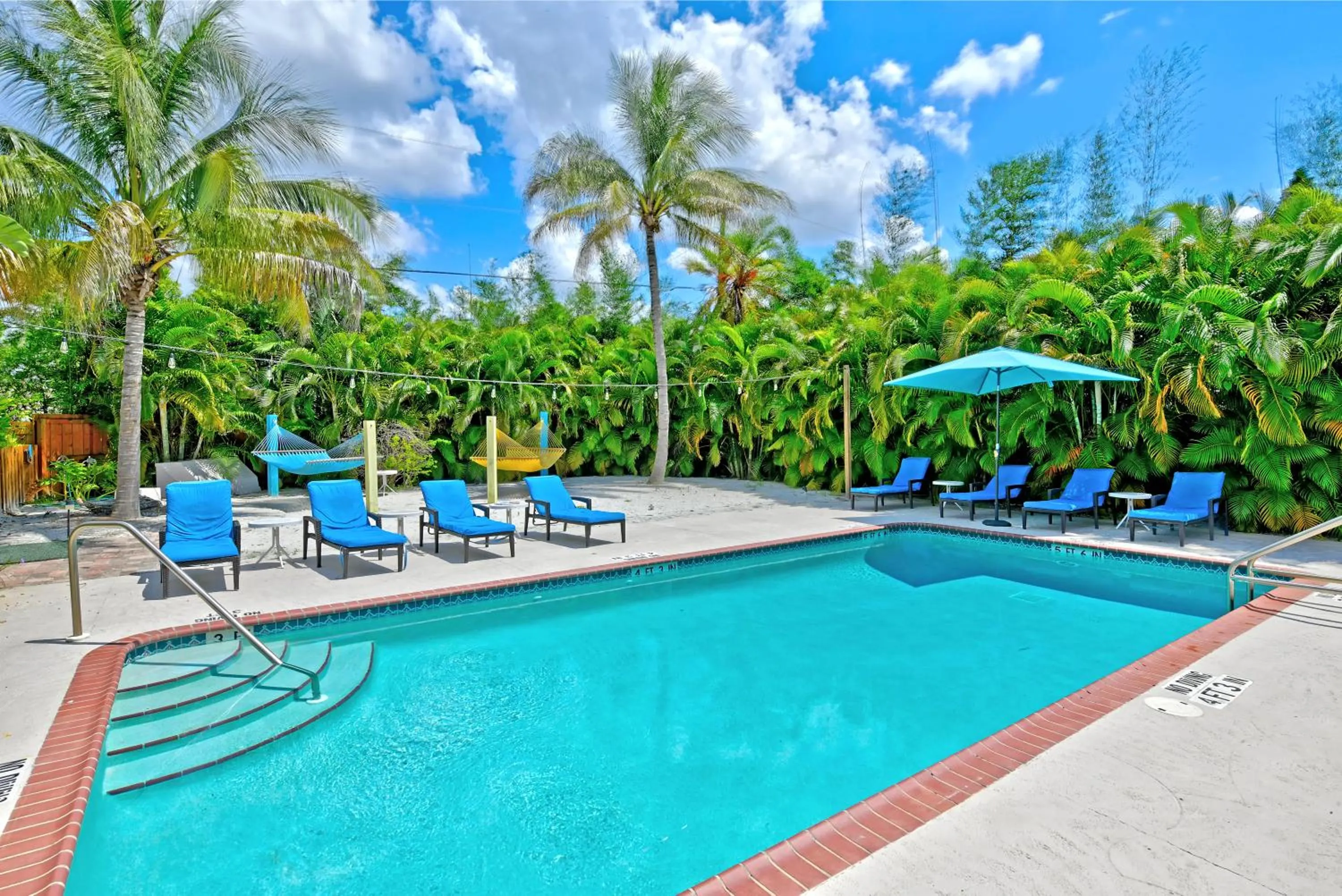 Swimming pool in Siesta Key Palms Resort