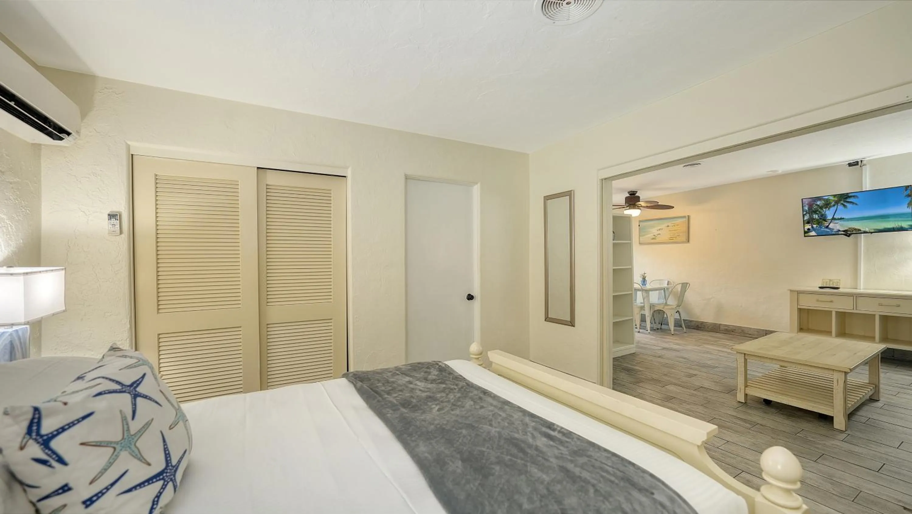 Bed in Siesta Key Palms Resort