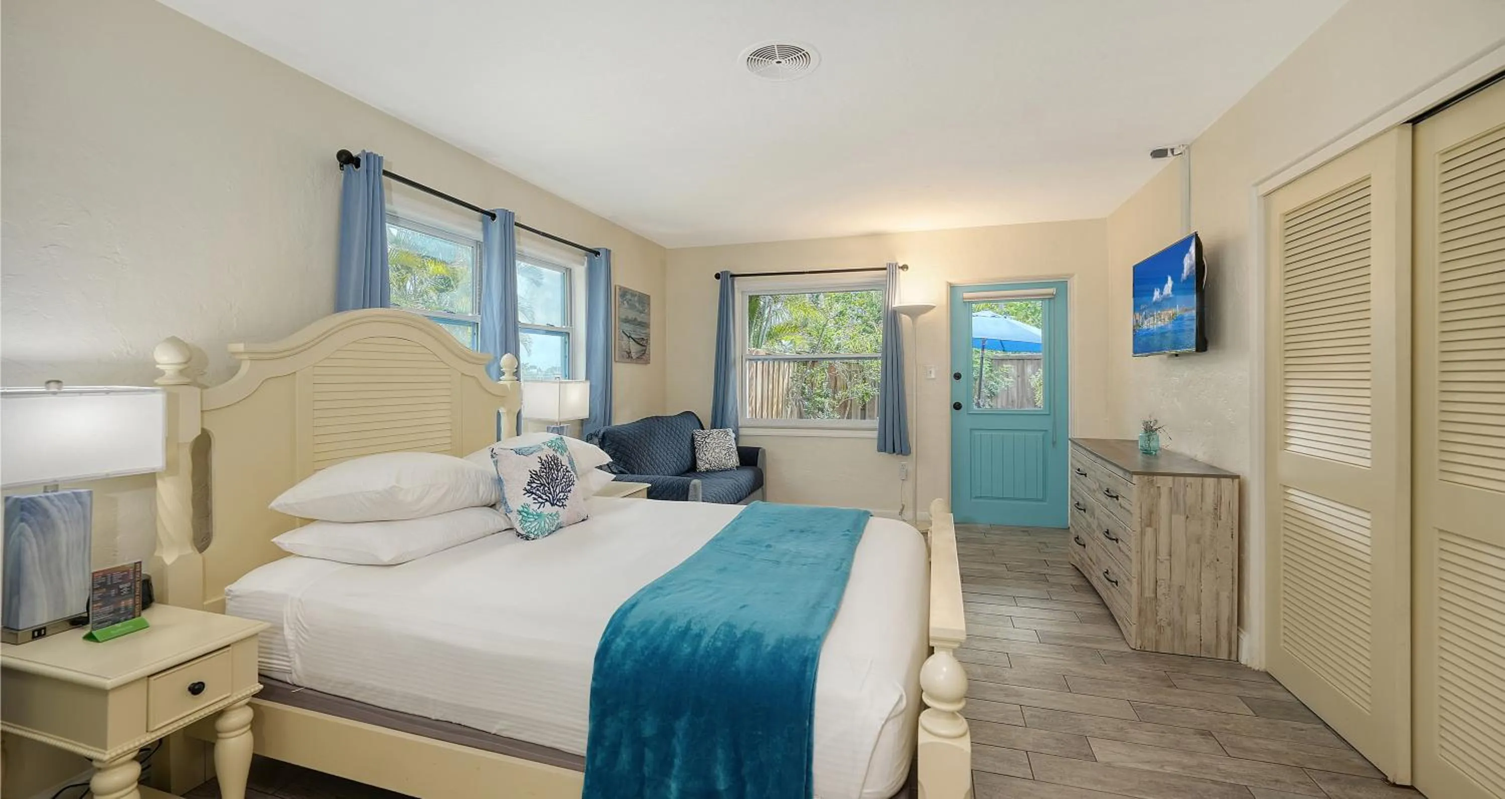 Bed in Siesta Key Palms Resort