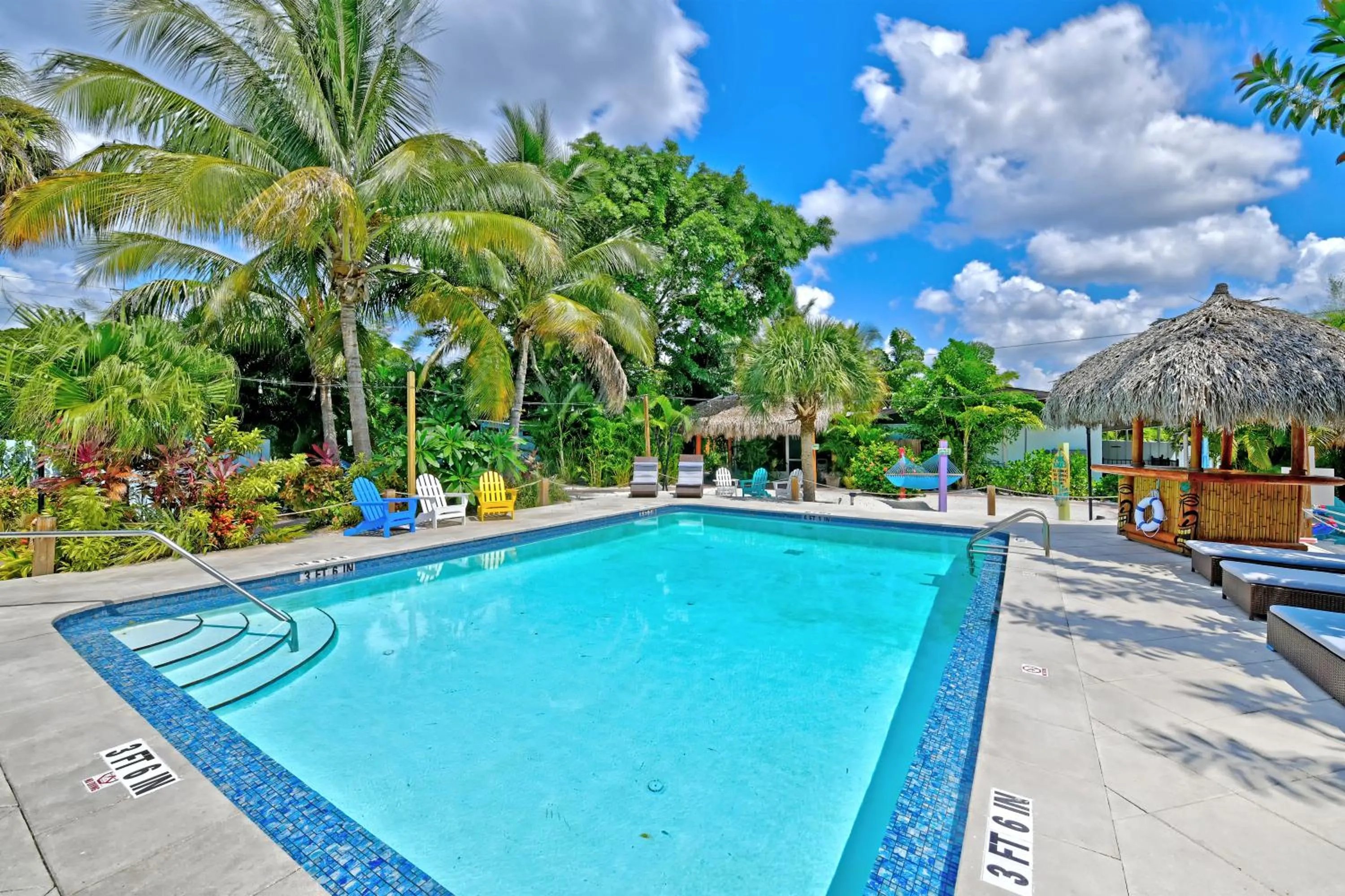 Swimming pool in Siesta Key Palms Resort