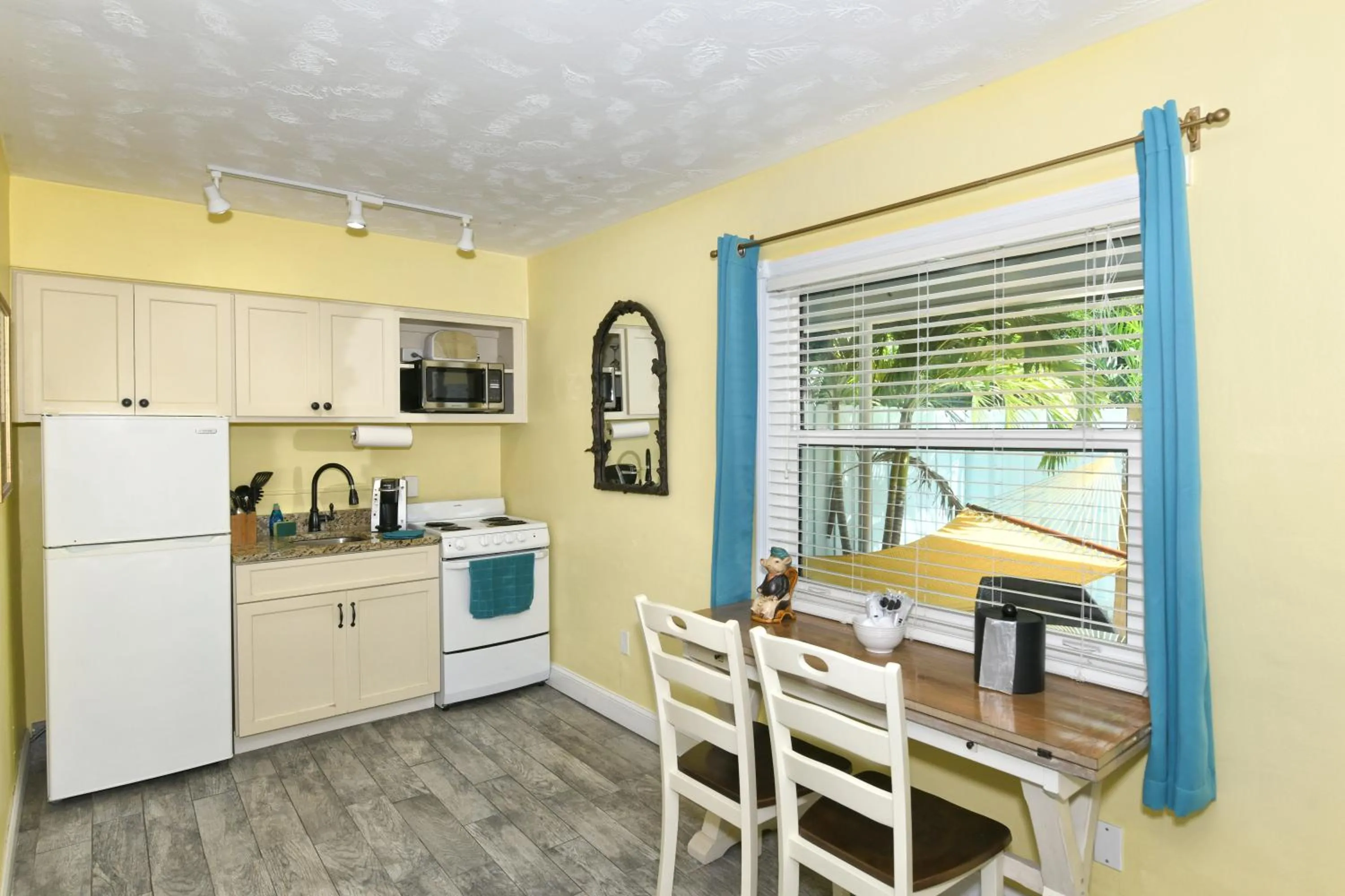 Kitchen or kitchenette in Siesta Key Palms Resort