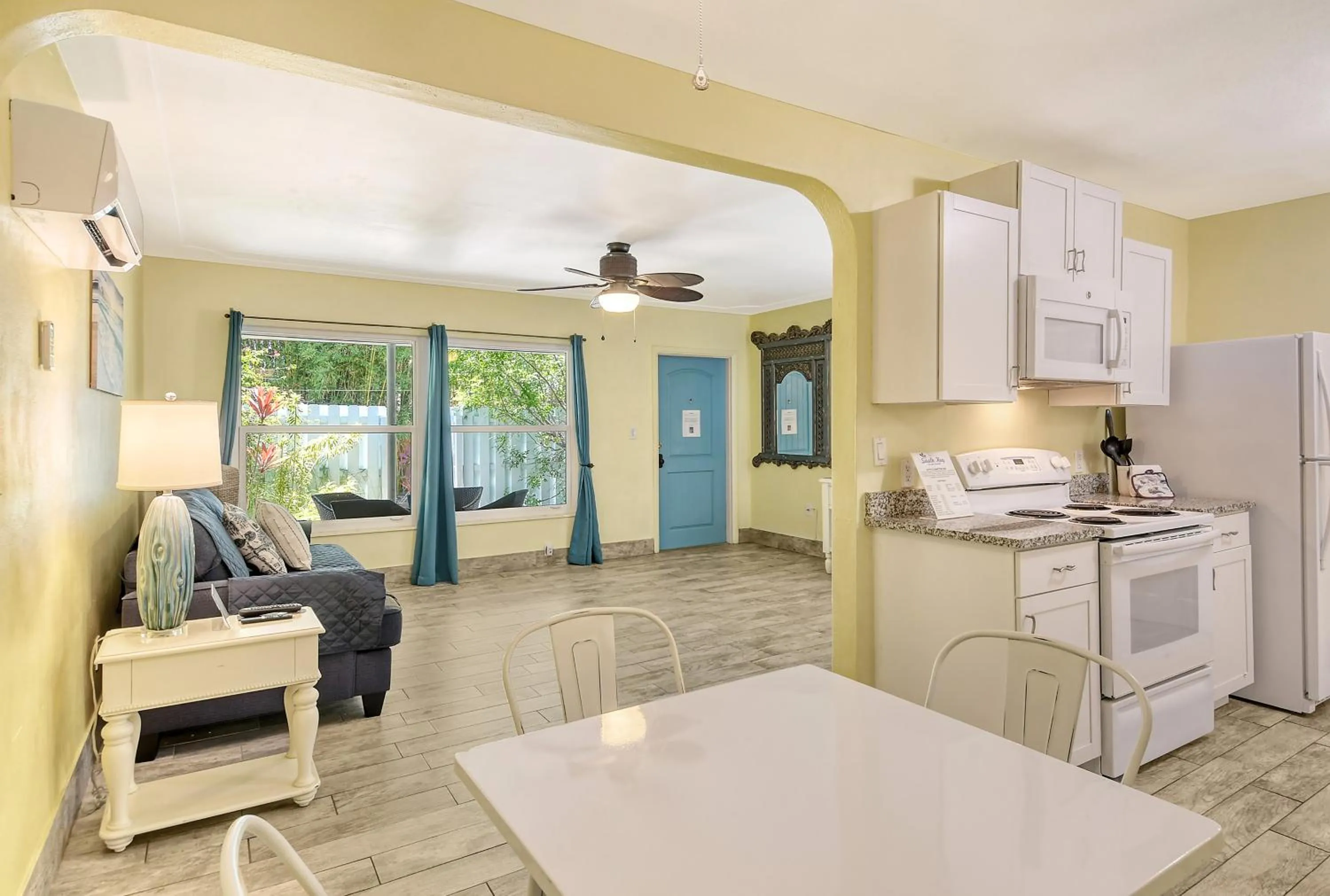 Kitchen or kitchenette in Siesta Key Palms Resort