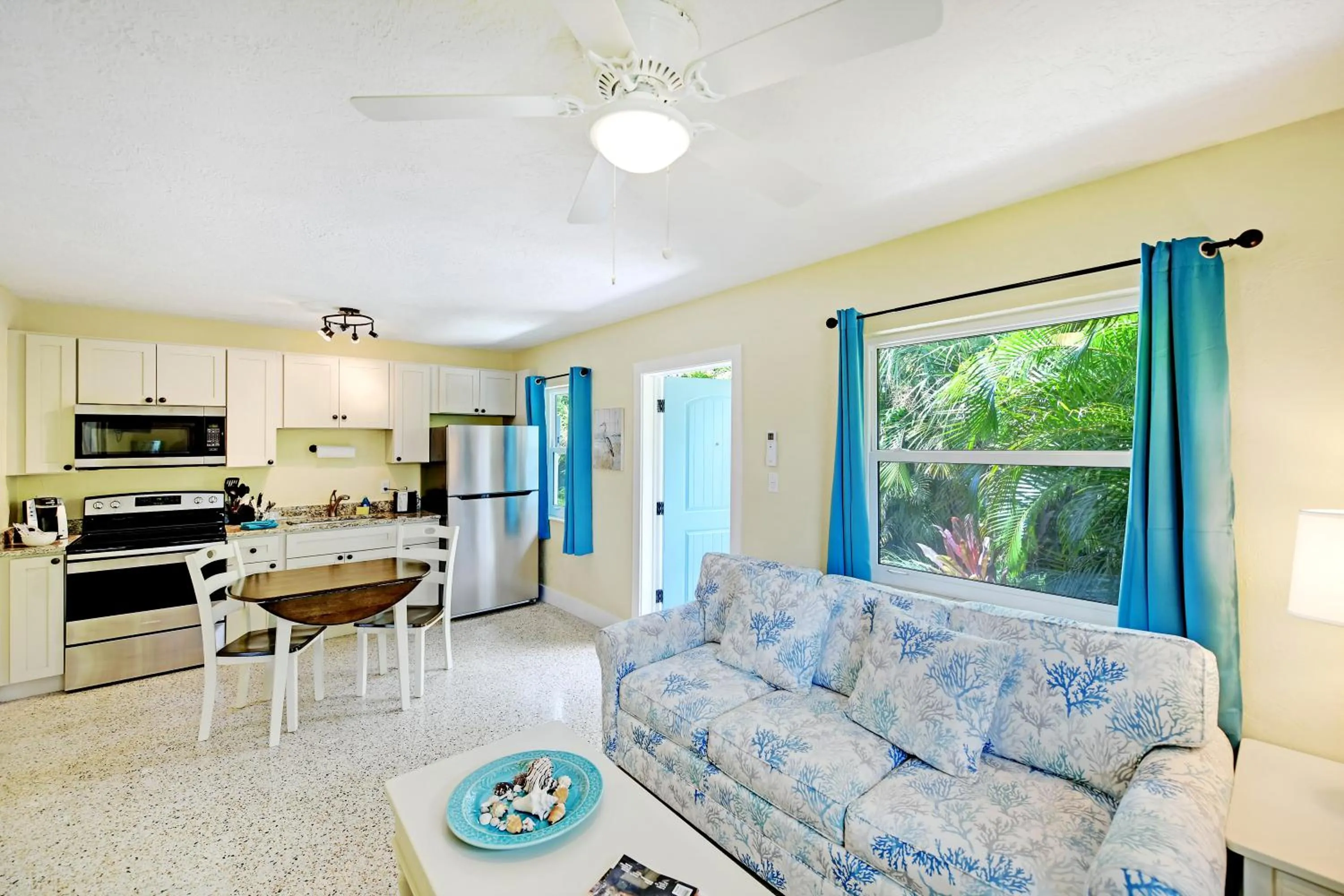 Kitchen or kitchenette in Siesta Key Palms Resort