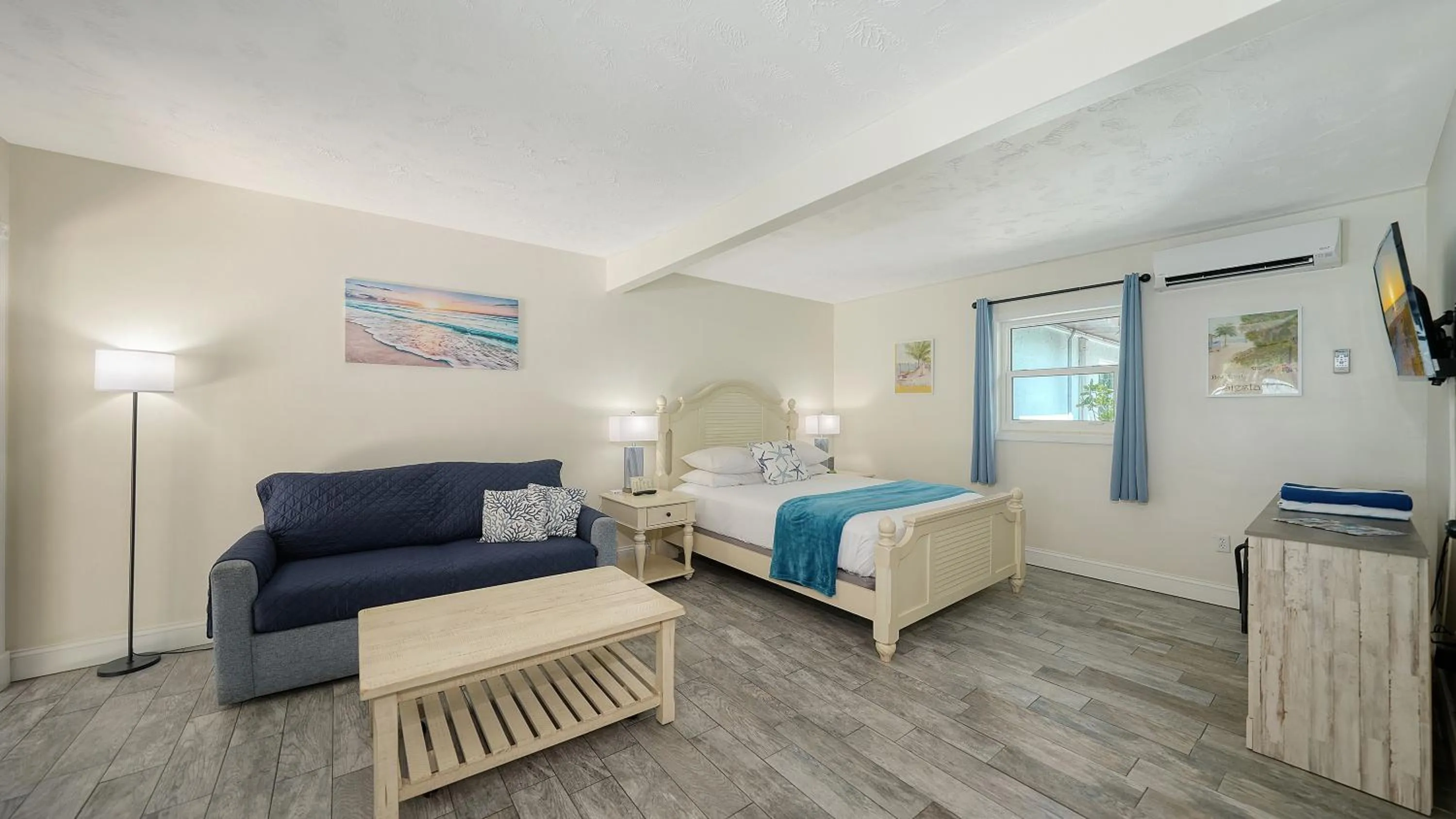 Bed in Siesta Key Palms Resort