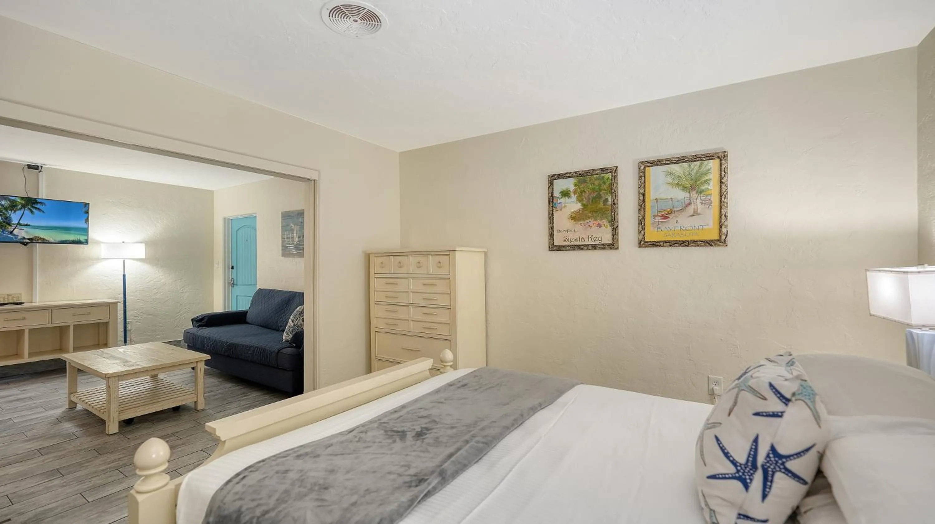 Bed in Siesta Key Palms Resort