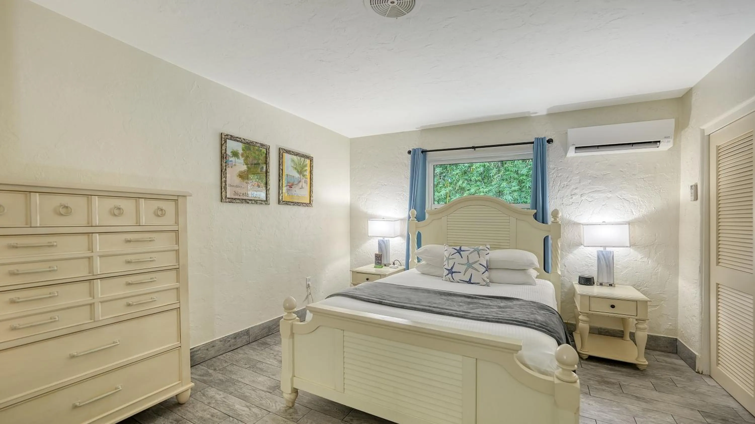 Bed in Siesta Key Palms Resort