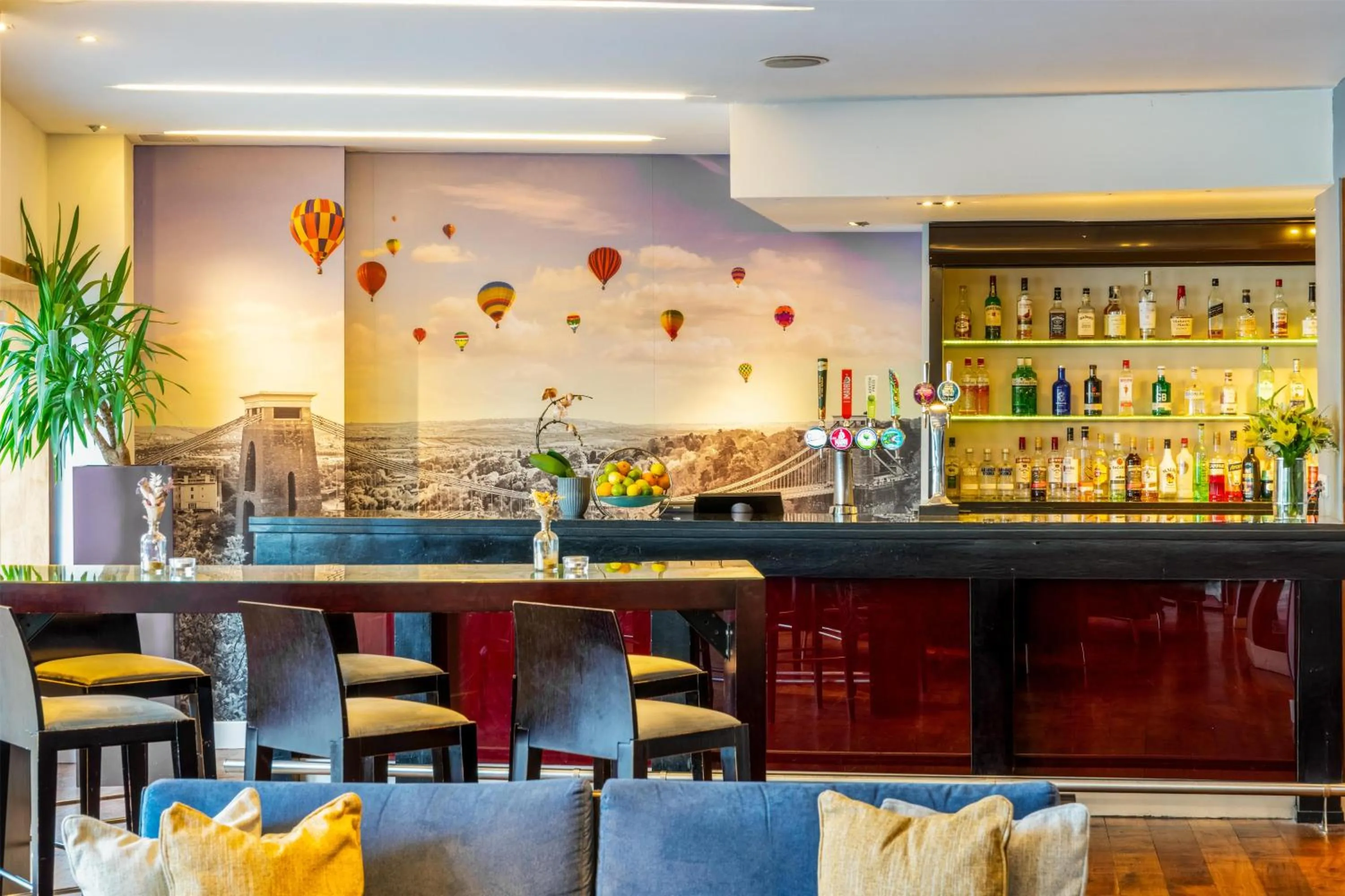 Lounge or bar in Radisson Blu Hotel, Bristol