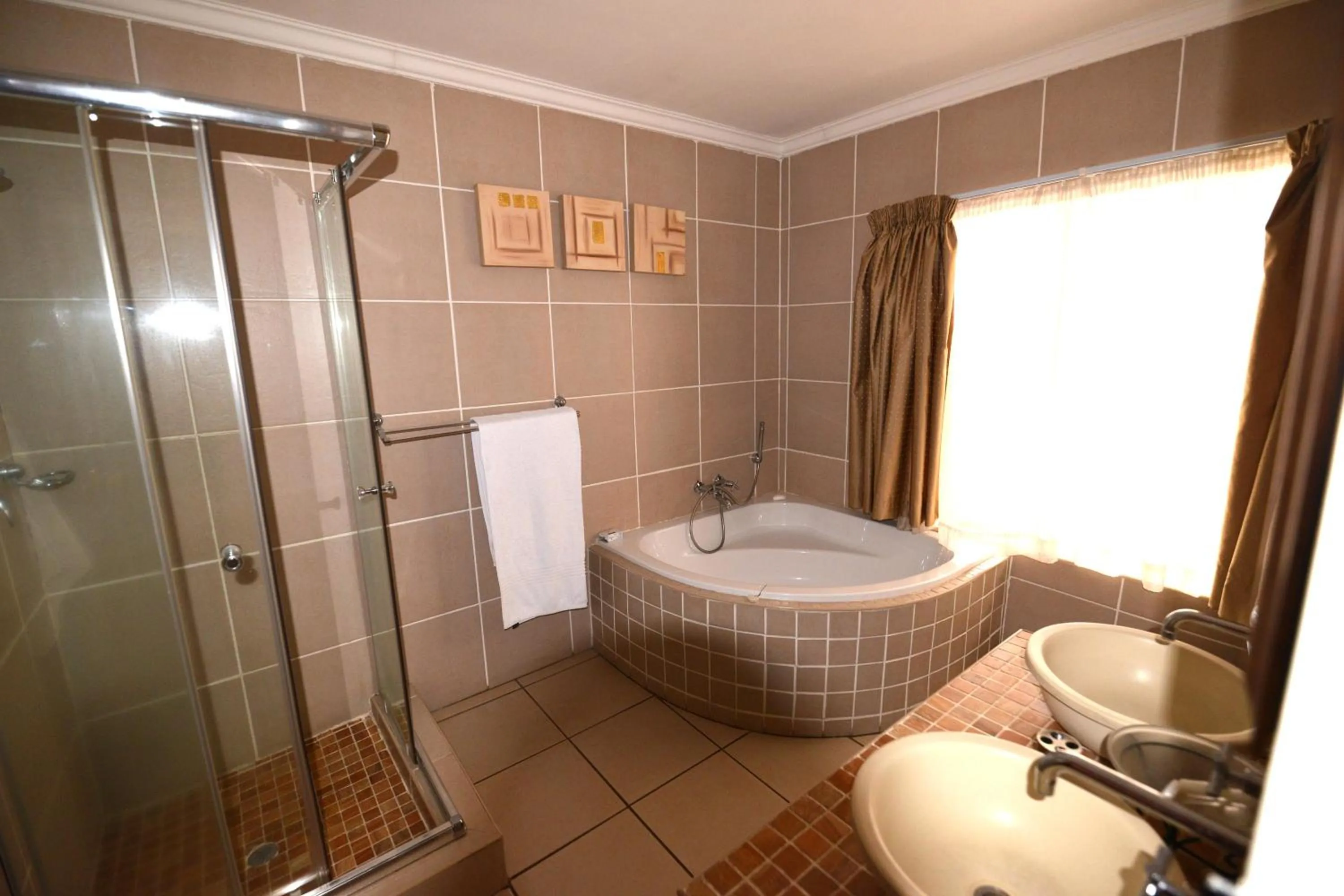 Bathroom in Attaché Guest Lodge & Health Spa