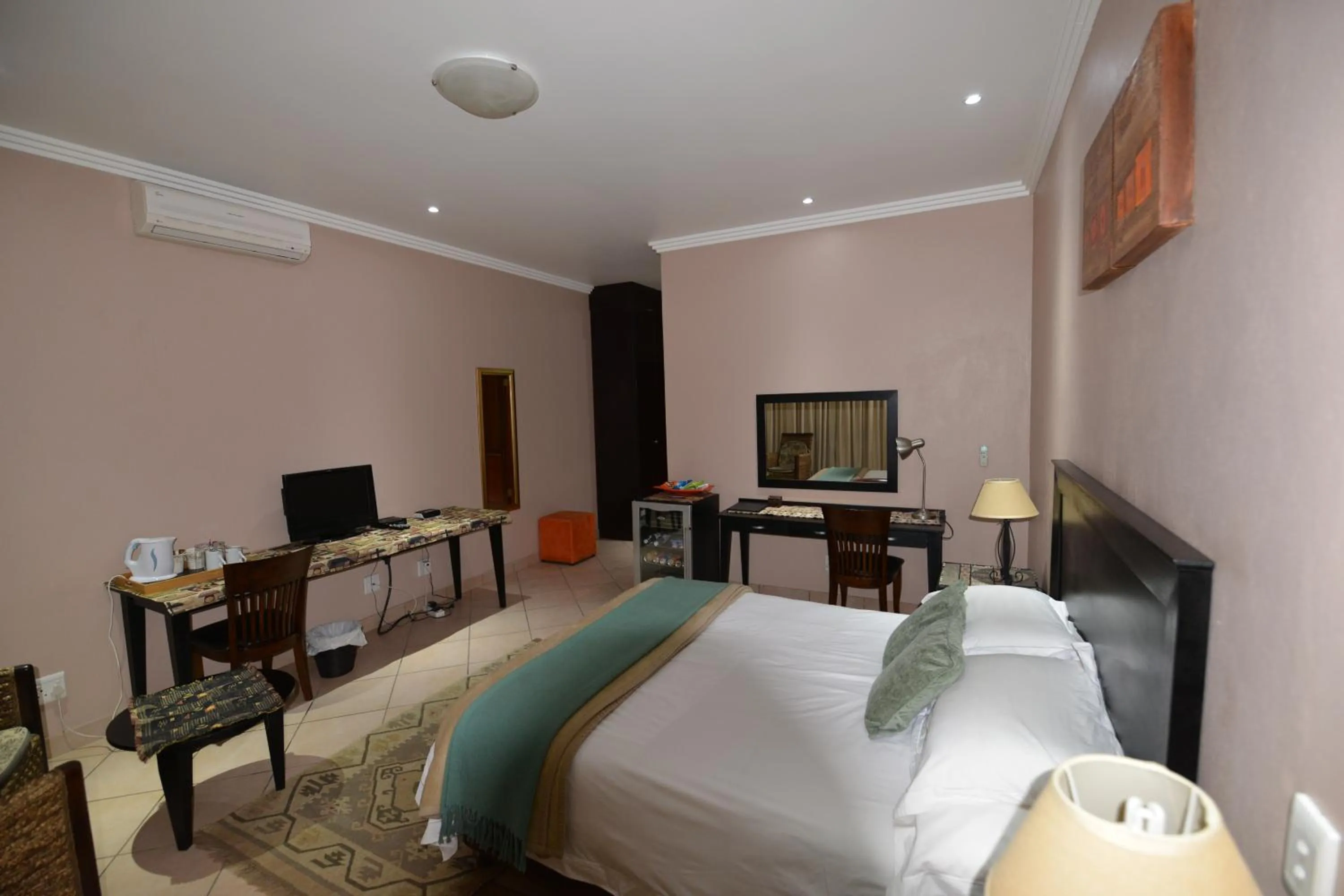 Bedroom, Bed in Attaché Guest Lodge & Health Spa