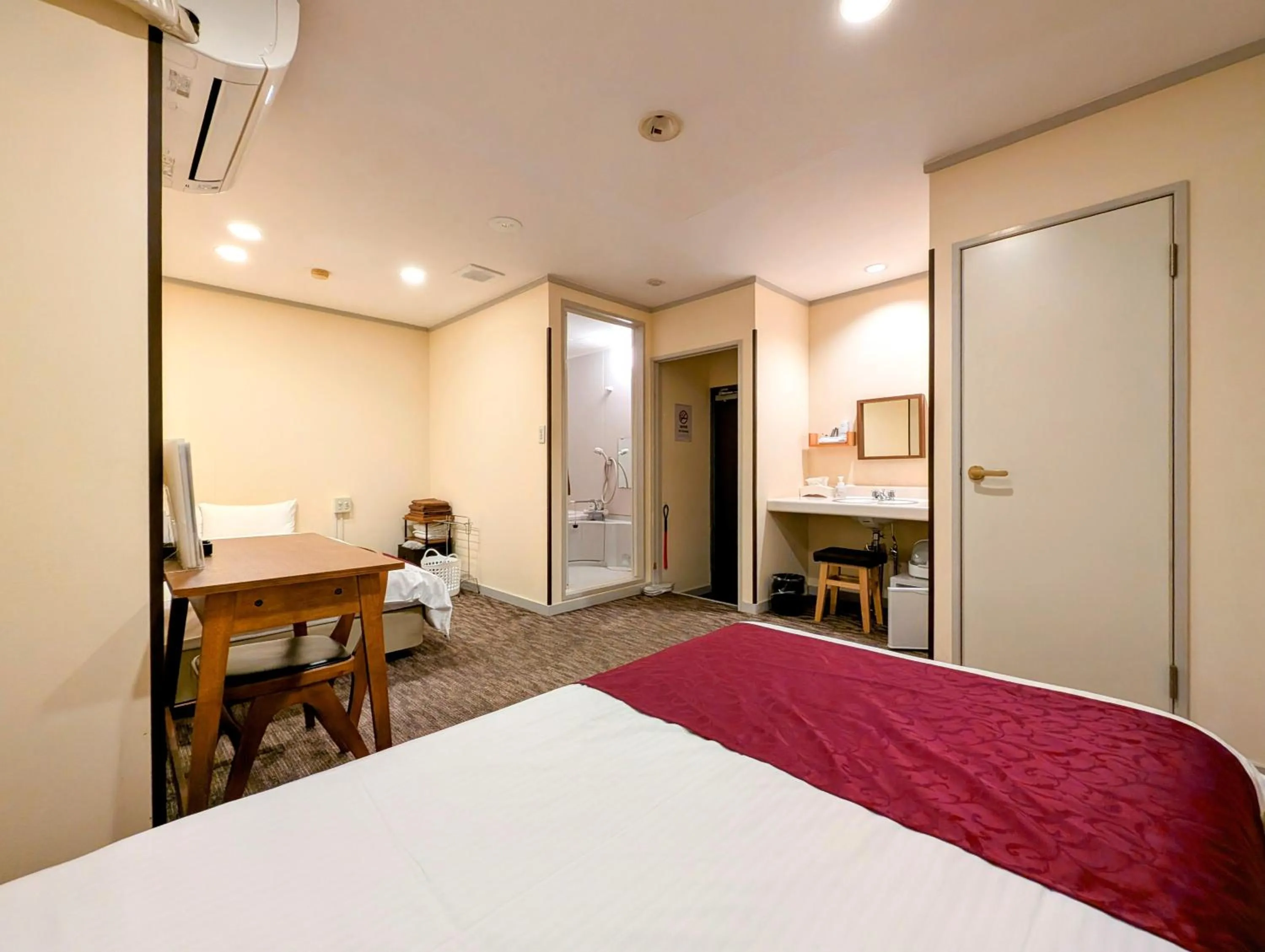 Photo of the whole room, Bed in Kanazawa Station Hotel