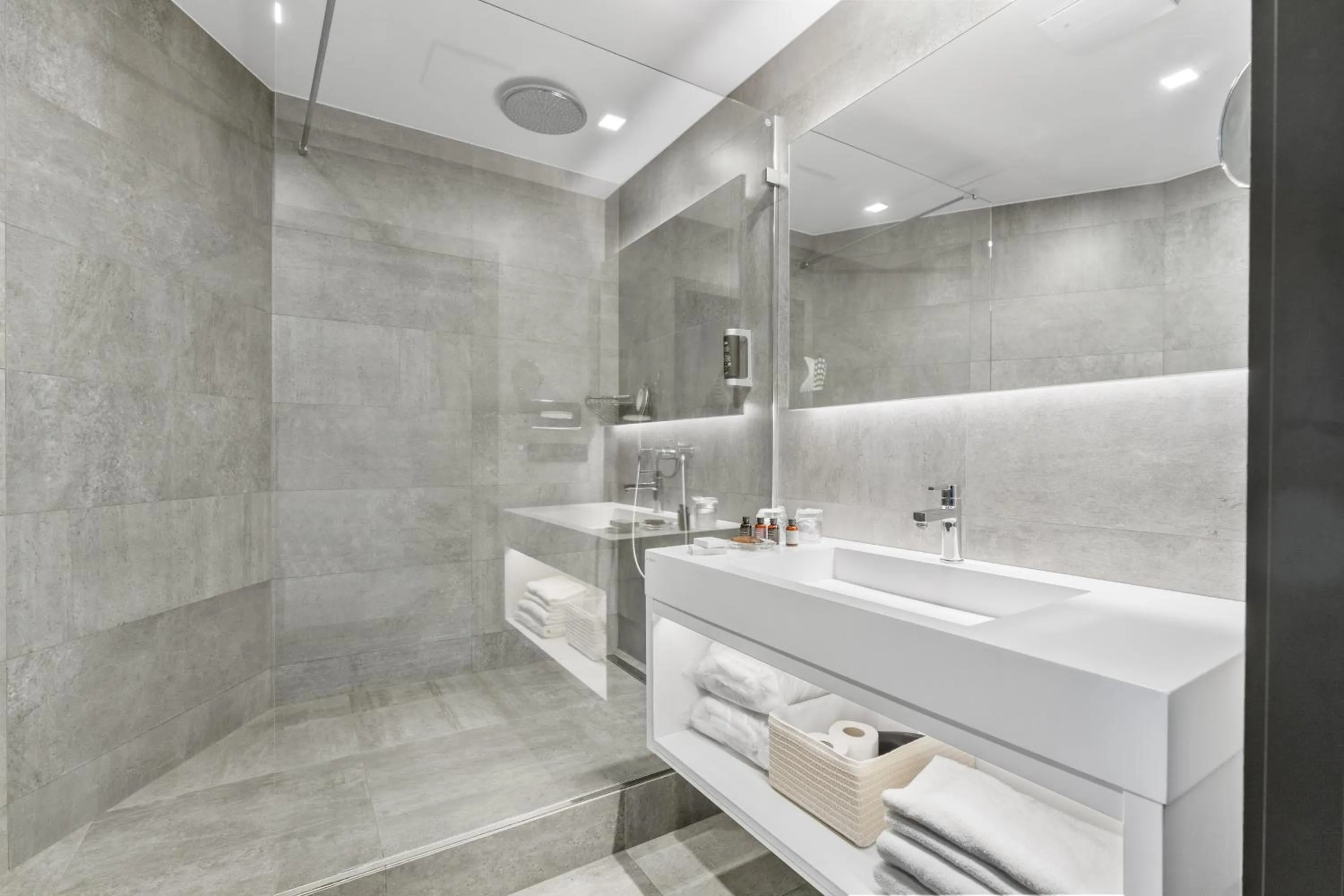 Bathroom in Dancing House - Tančící dům hotel