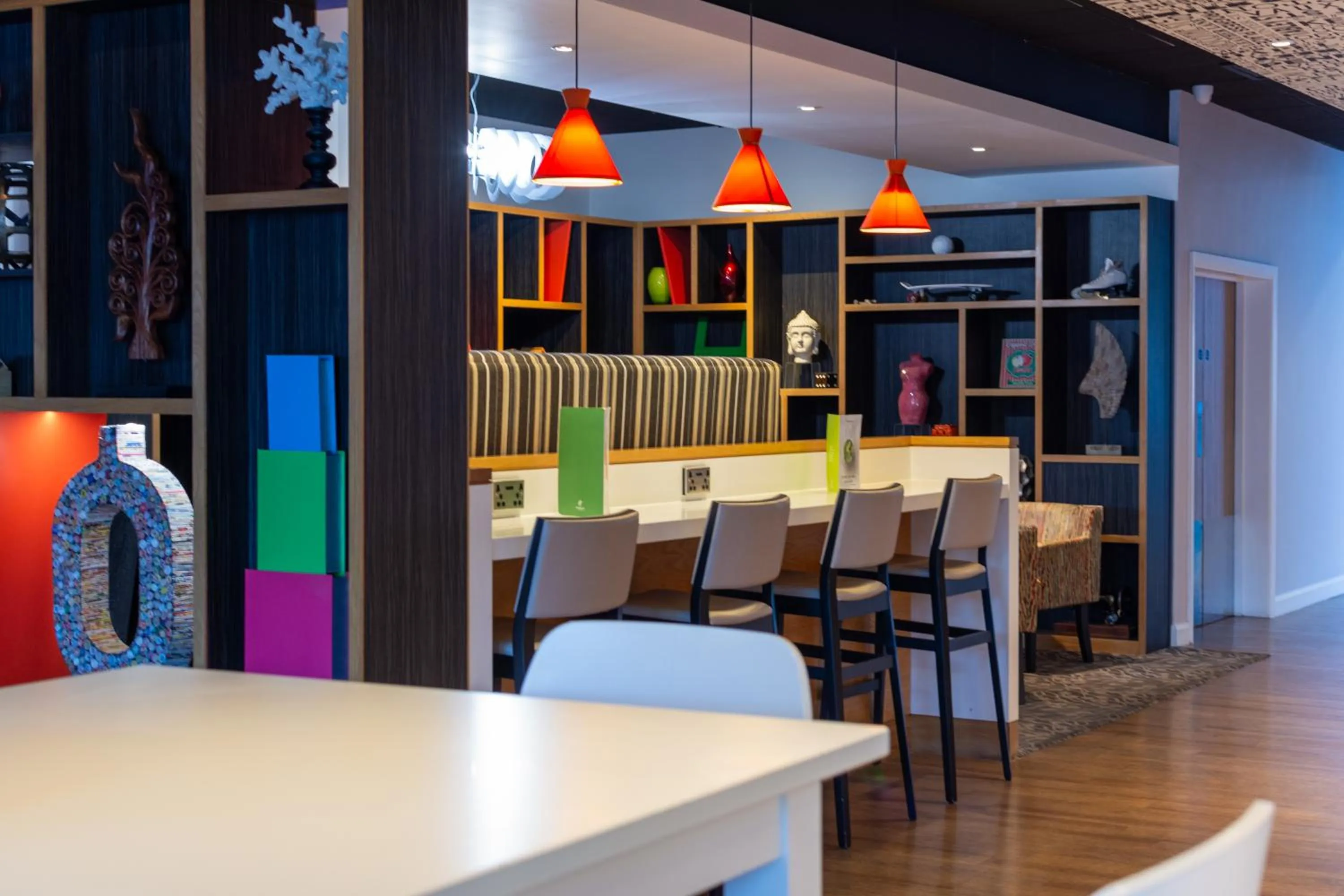 Lounge or bar in Holiday Inn Liverpool City Centre by IHG