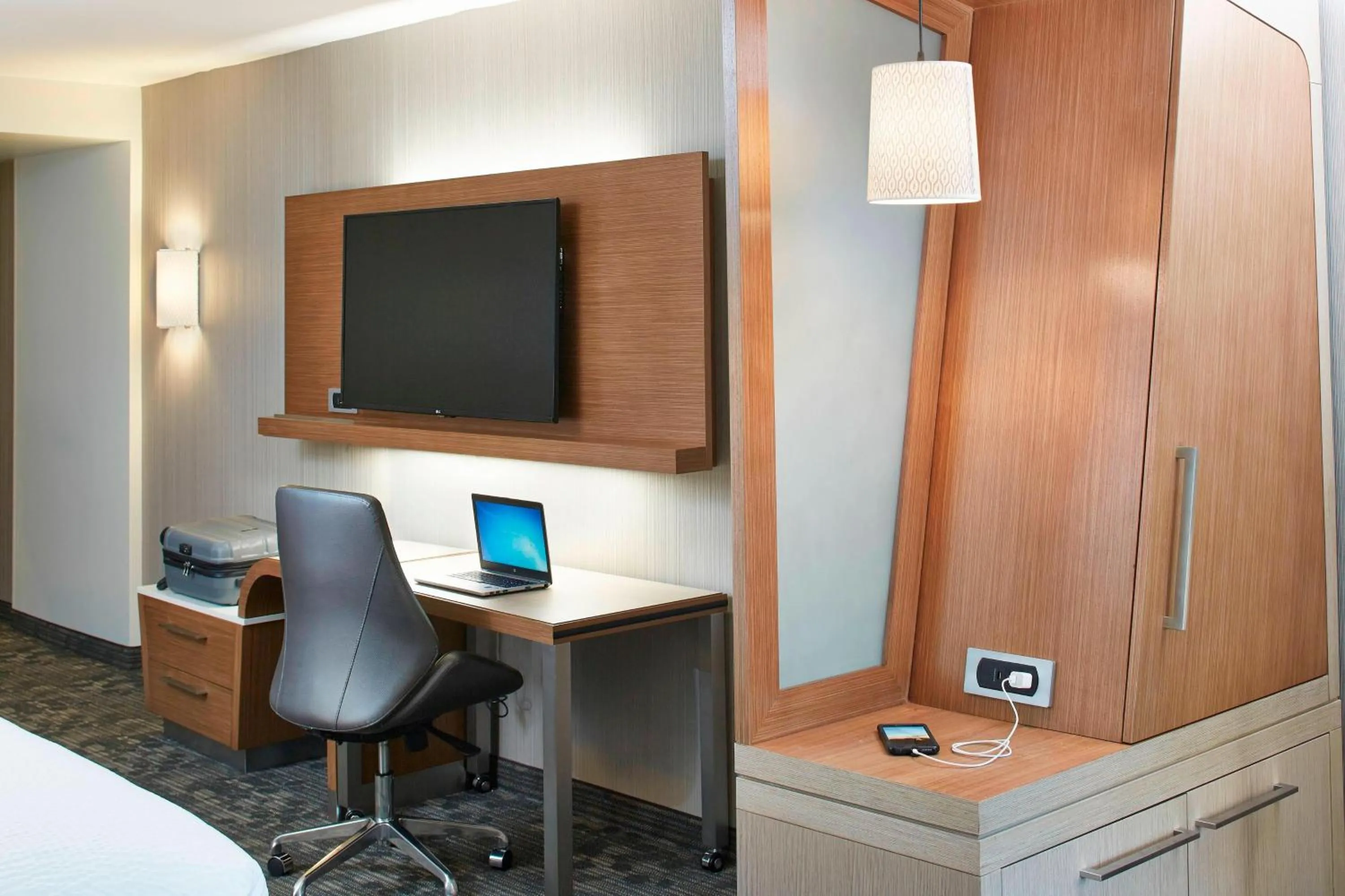 Photo of the whole room, Bed in Courtyard by Marriott Lake George