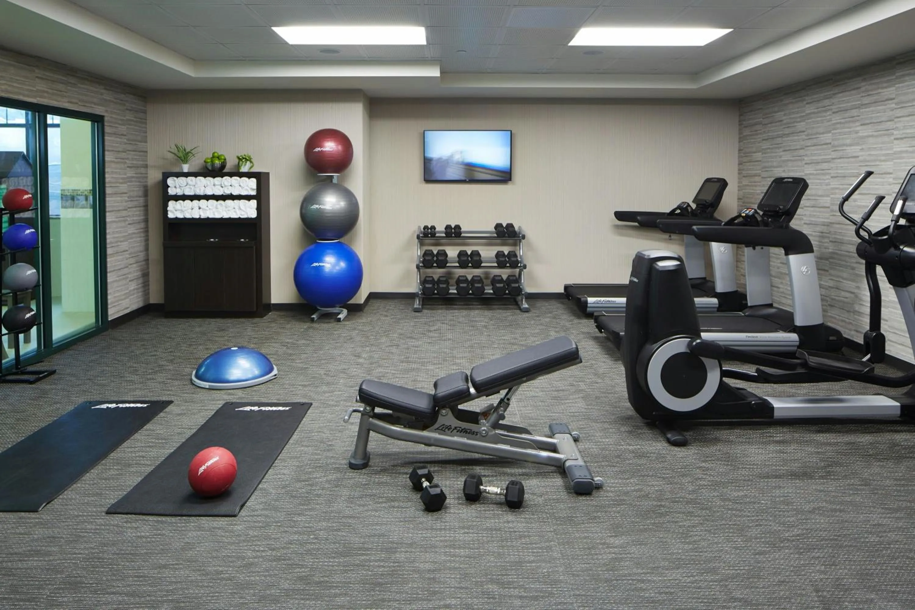 Fitness centre/facilities in Courtyard by Marriott Lake George