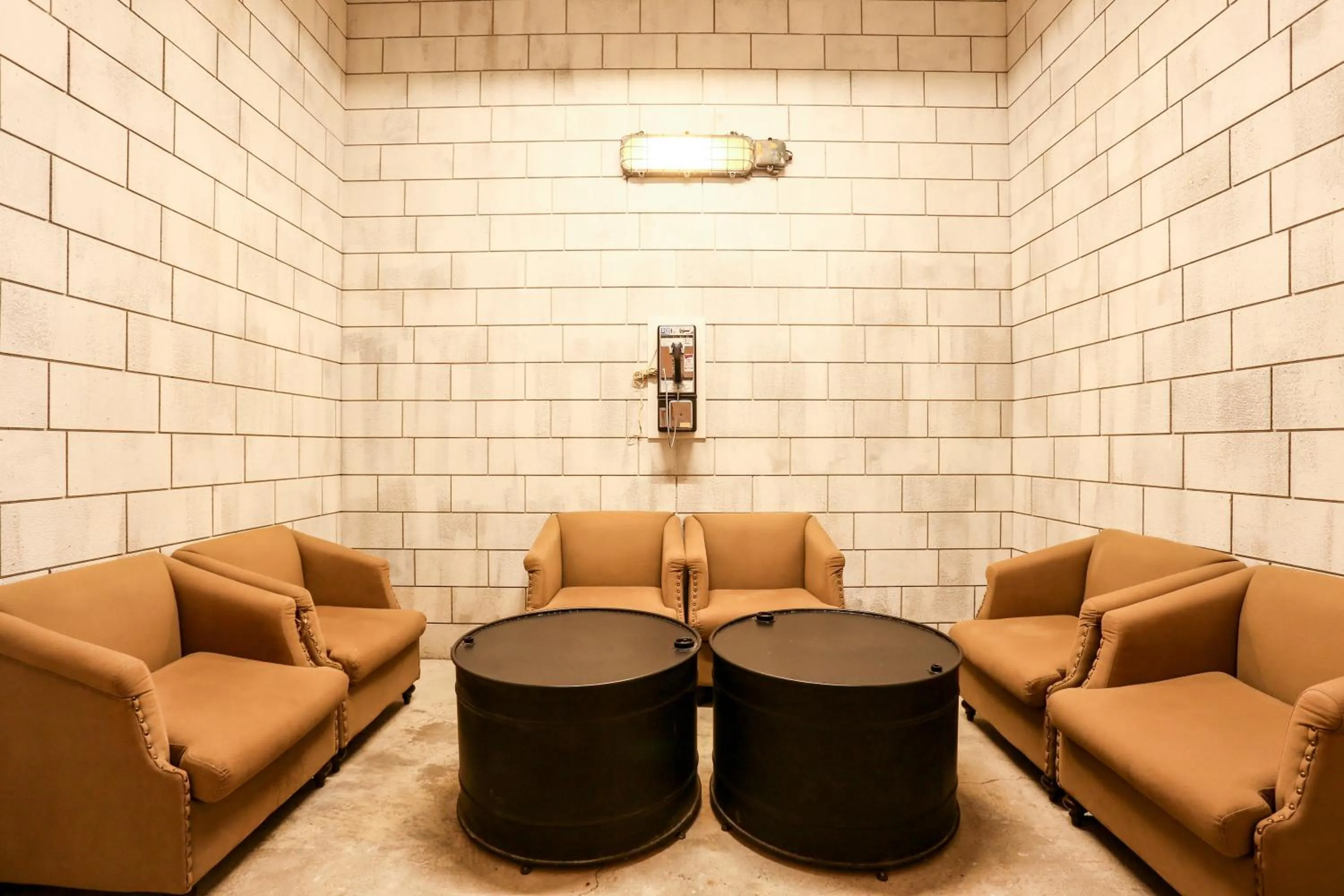 Communal lounge/ TV room in Hotel PaPa Whale