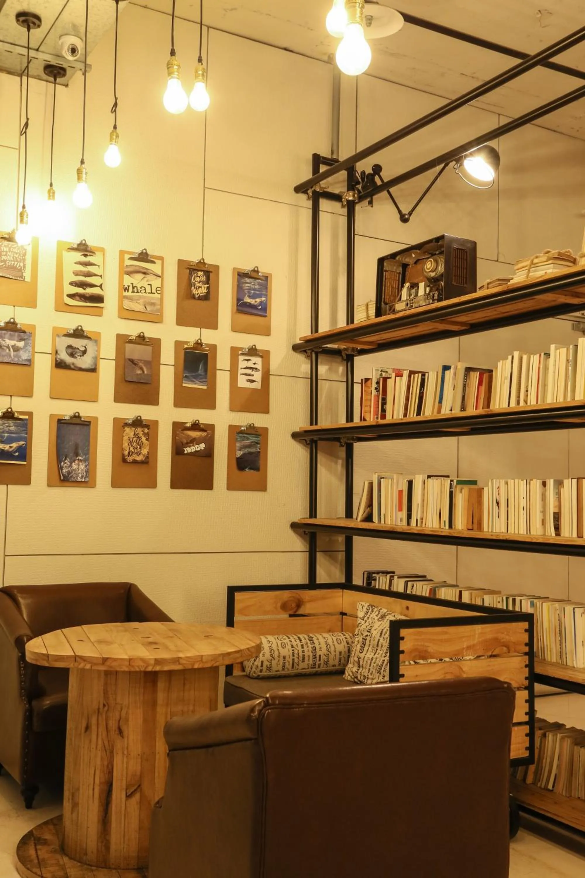 Communal lounge/ TV room in Hotel PaPa Whale