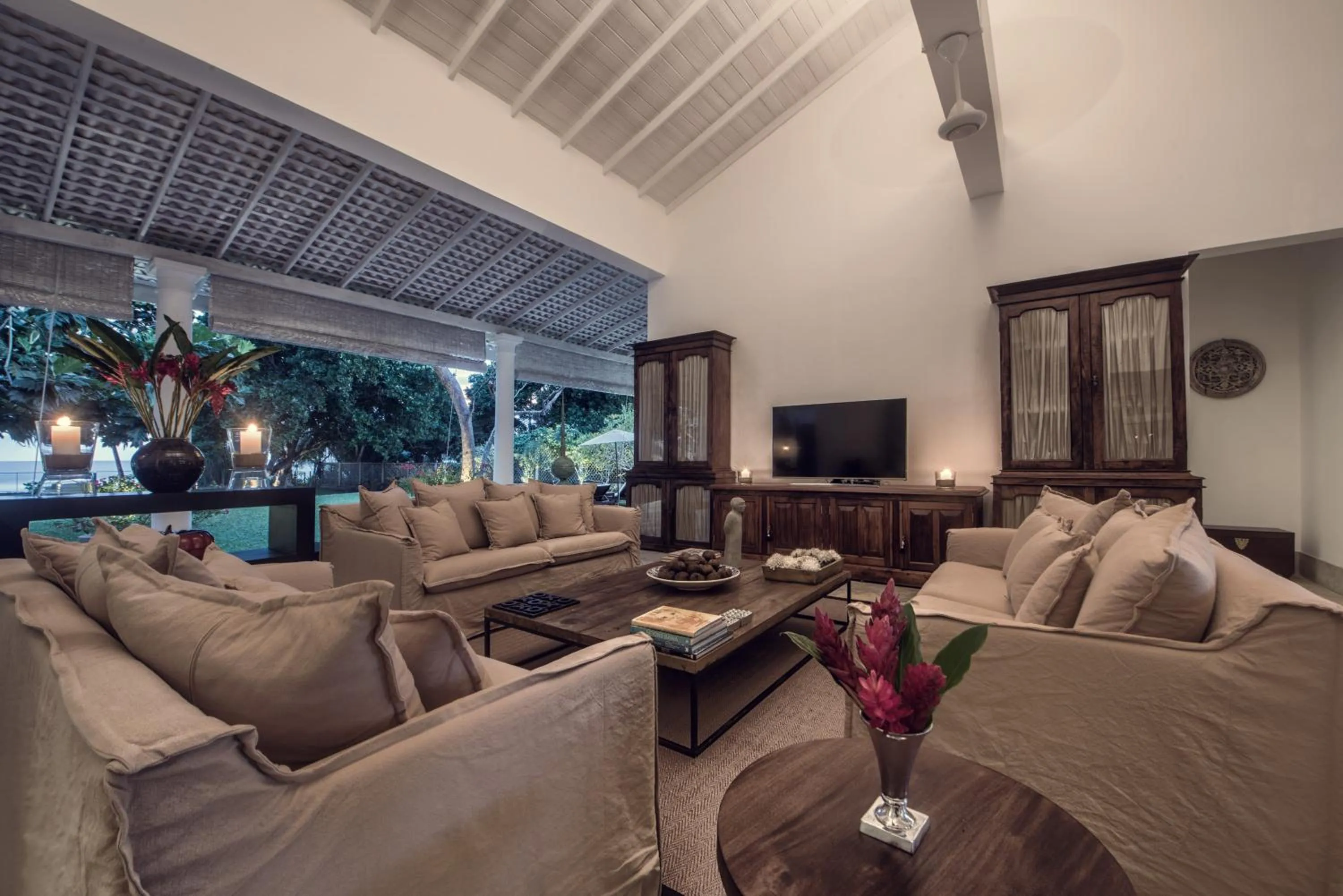Communal lounge/ TV room in Taru Villas Mawella - Tangalle