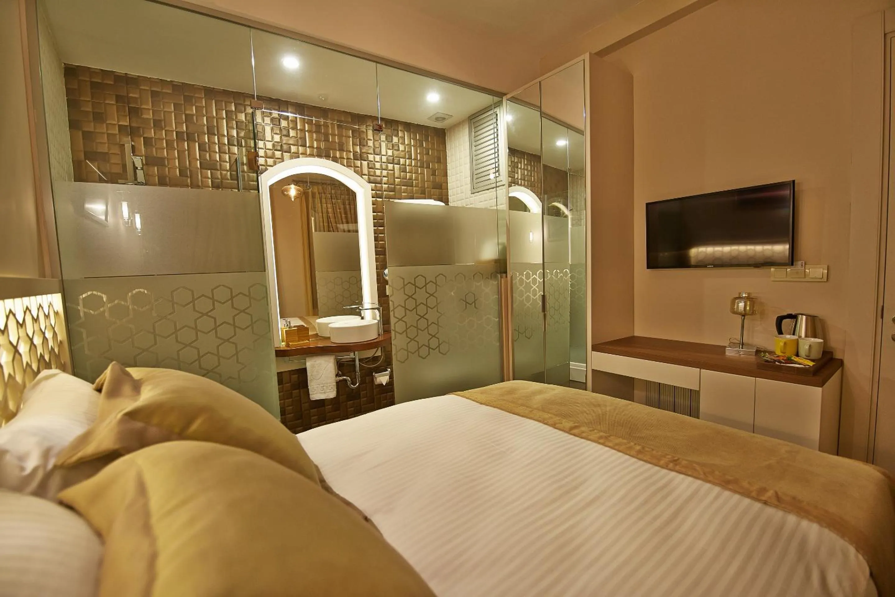 Bathroom, Bed in Arart Hotel