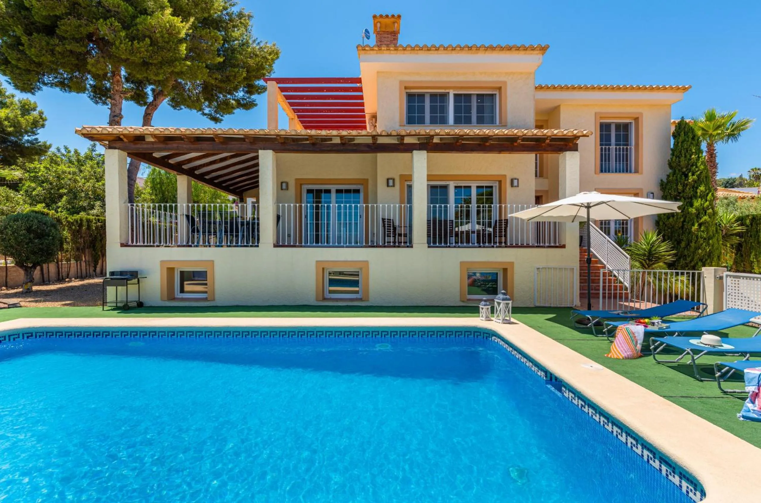 Property building in Villa Dorada - PlusHolidays