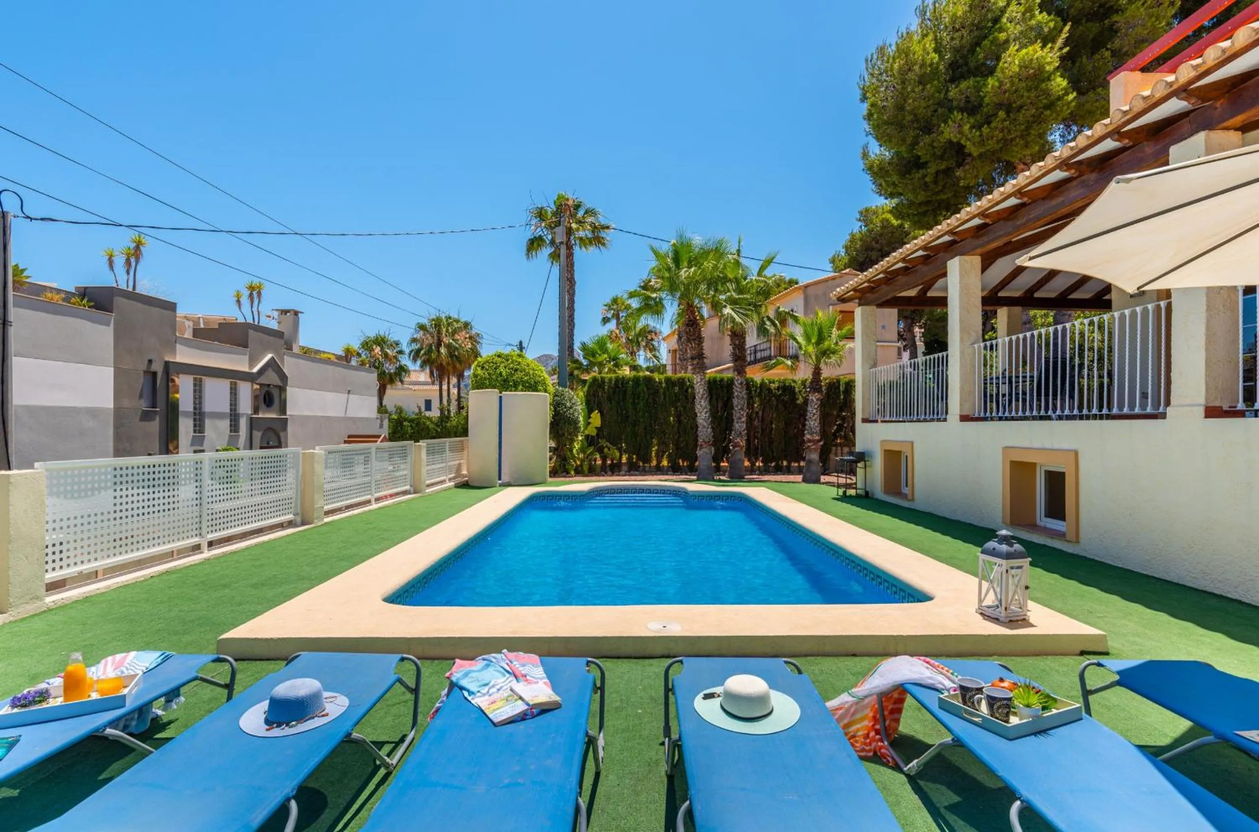 Swimming pool in Villa Dorada - PlusHolidays