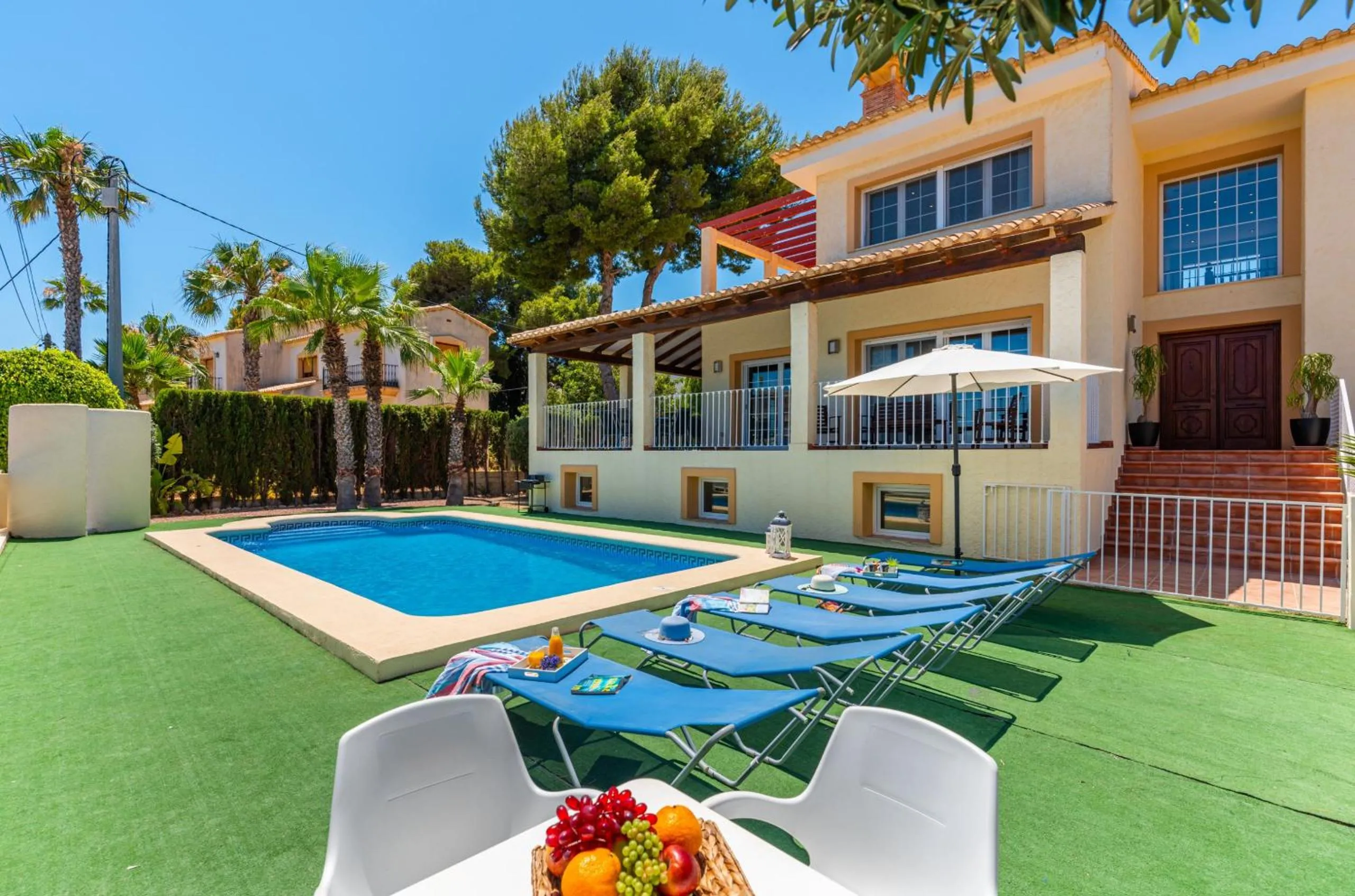 Swimming pool in Villa Dorada - PlusHolidays