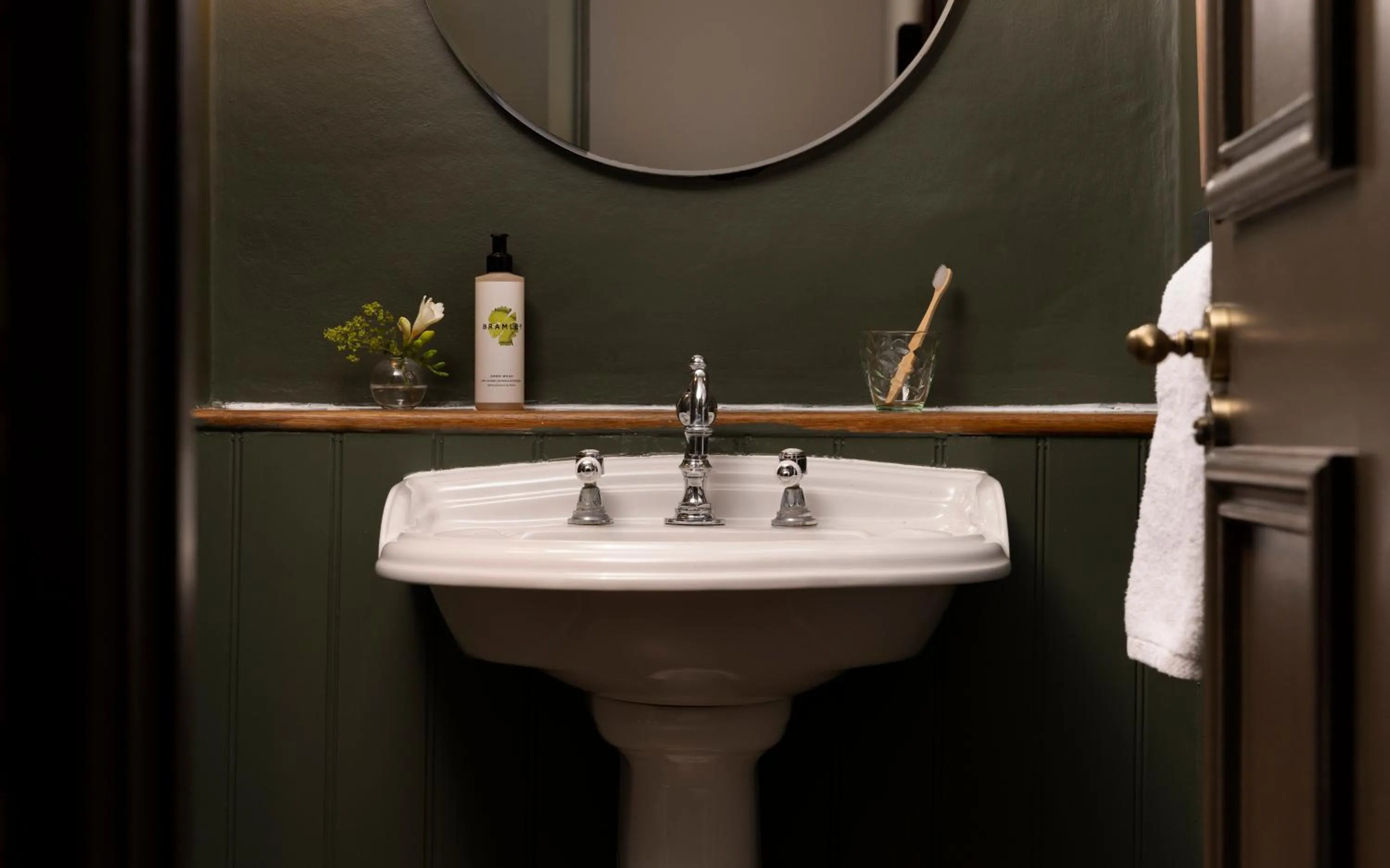 Bathroom in New Park Manor Hotel