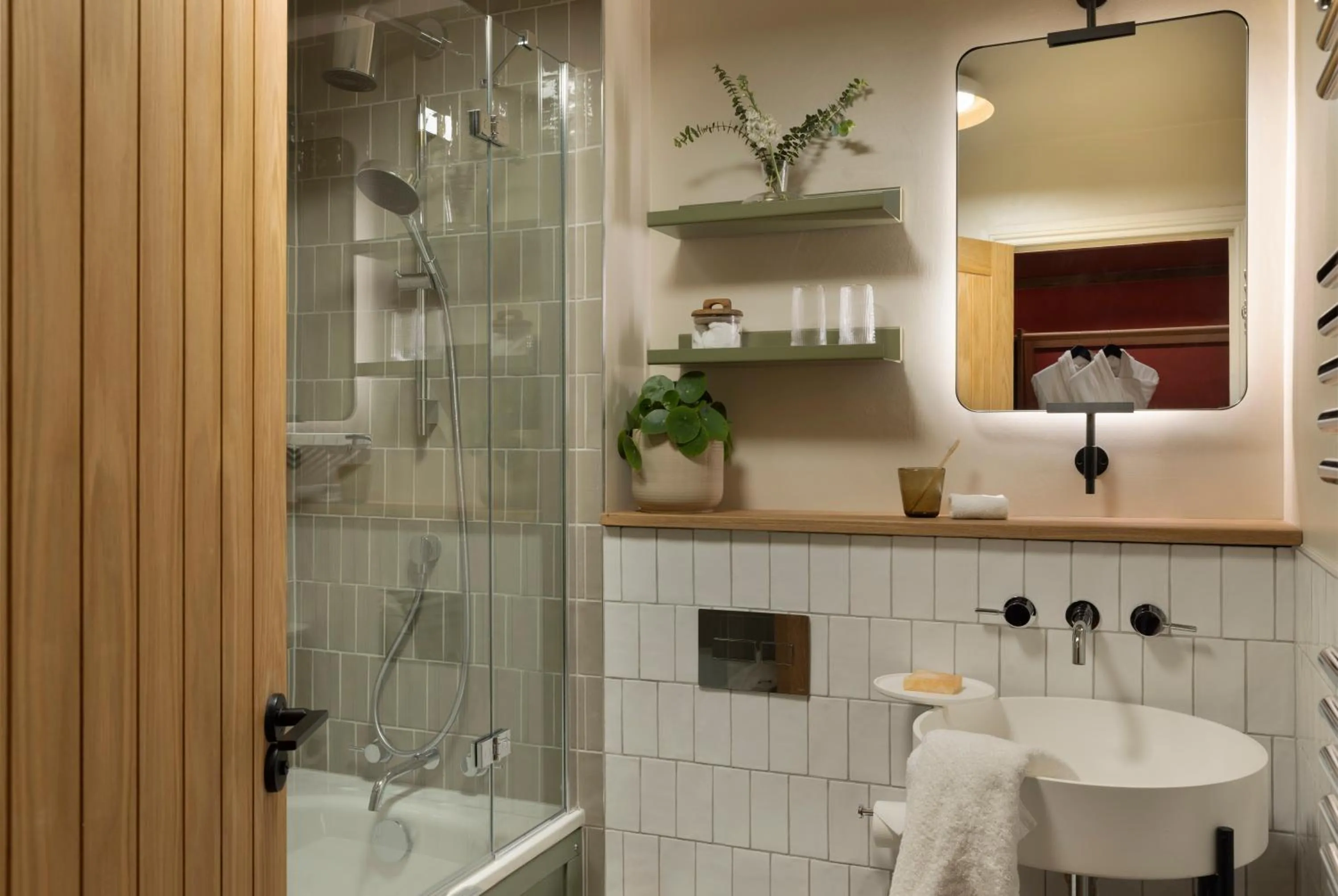 Bathroom in New Park Manor Hotel