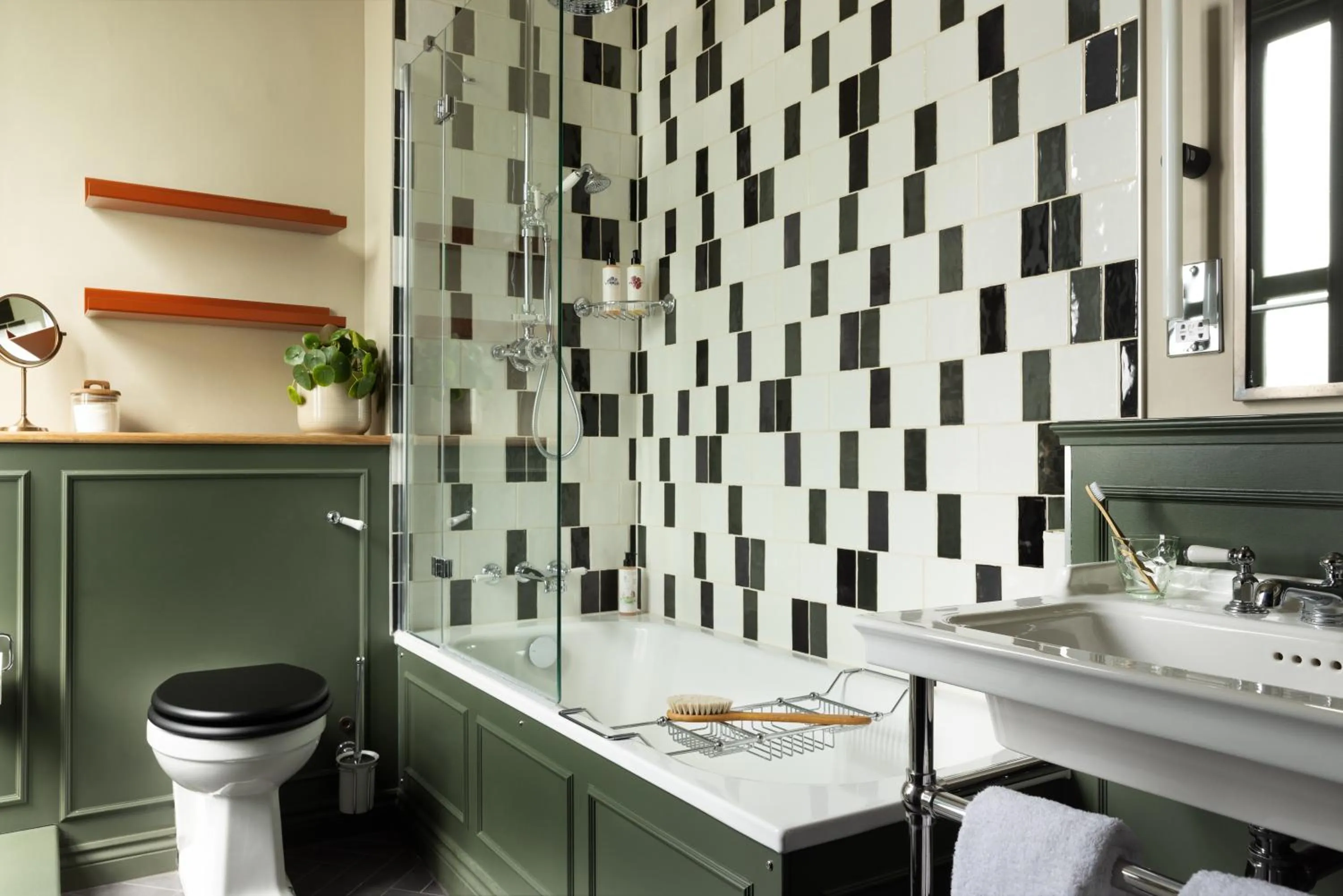 Bathroom in New Park Manor Hotel