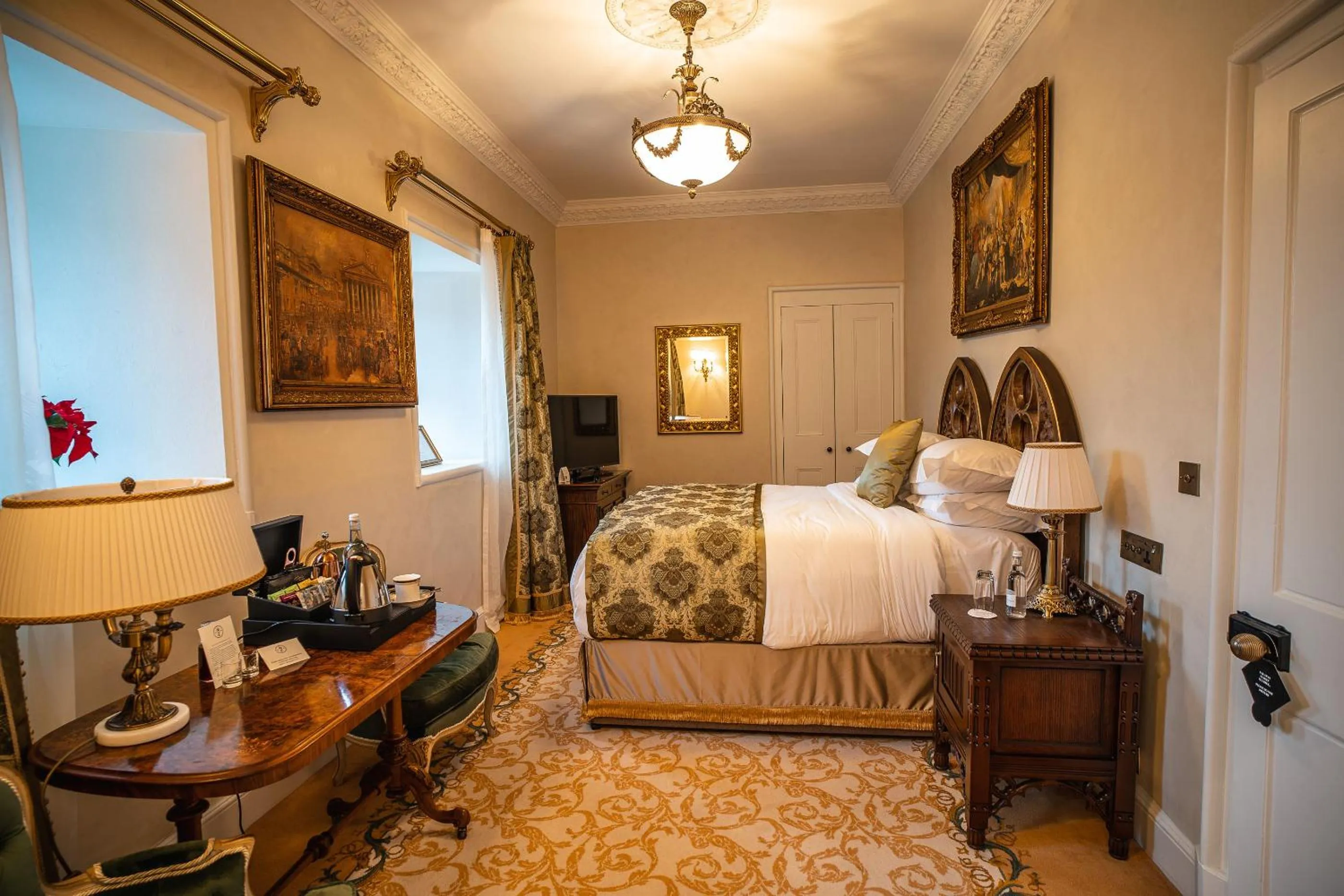 Bedroom, Bed in Thornbury Castle - A Relais & Chateaux Hotel