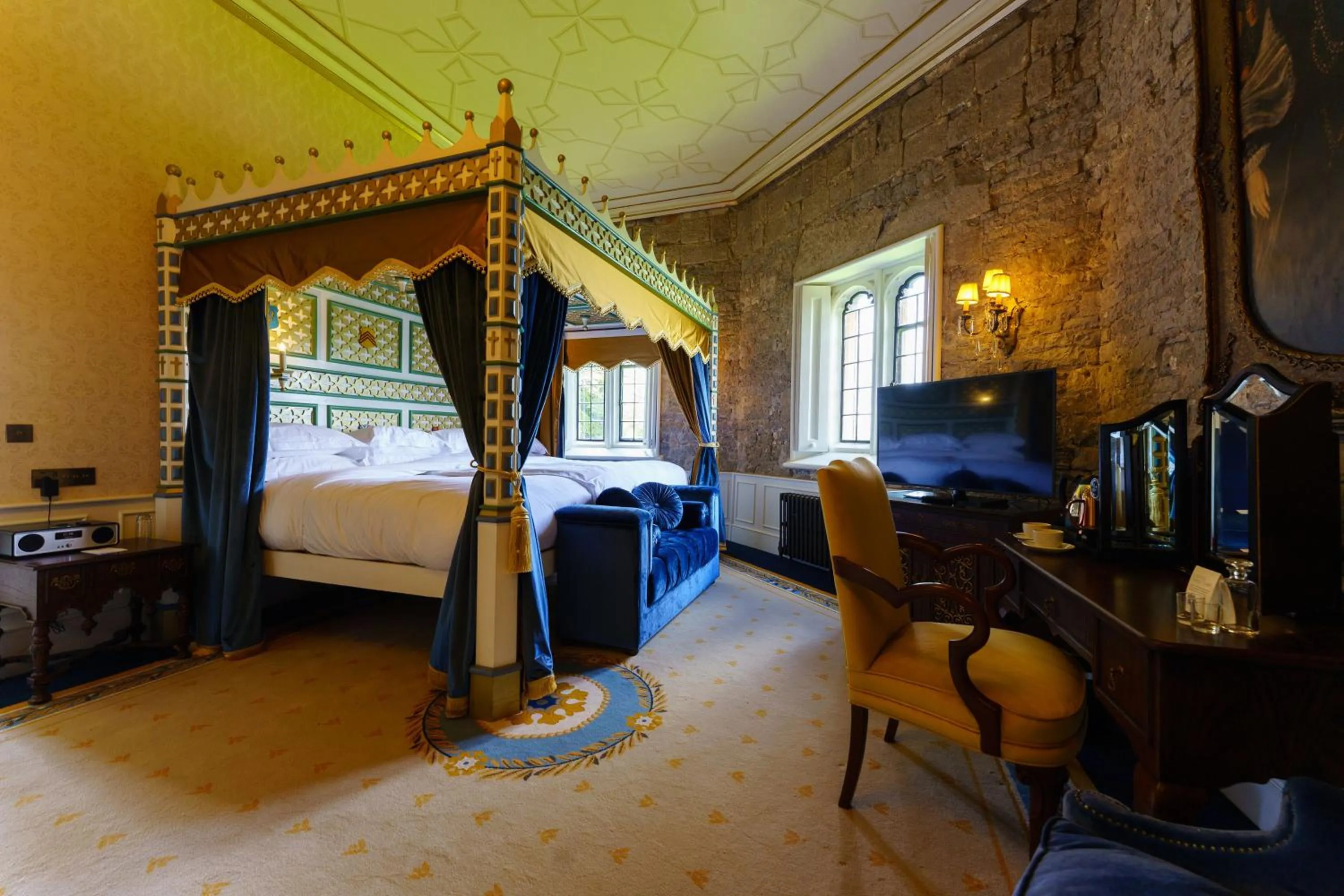 Bedroom, Bed in Thornbury Castle - A Relais & Chateaux Hotel