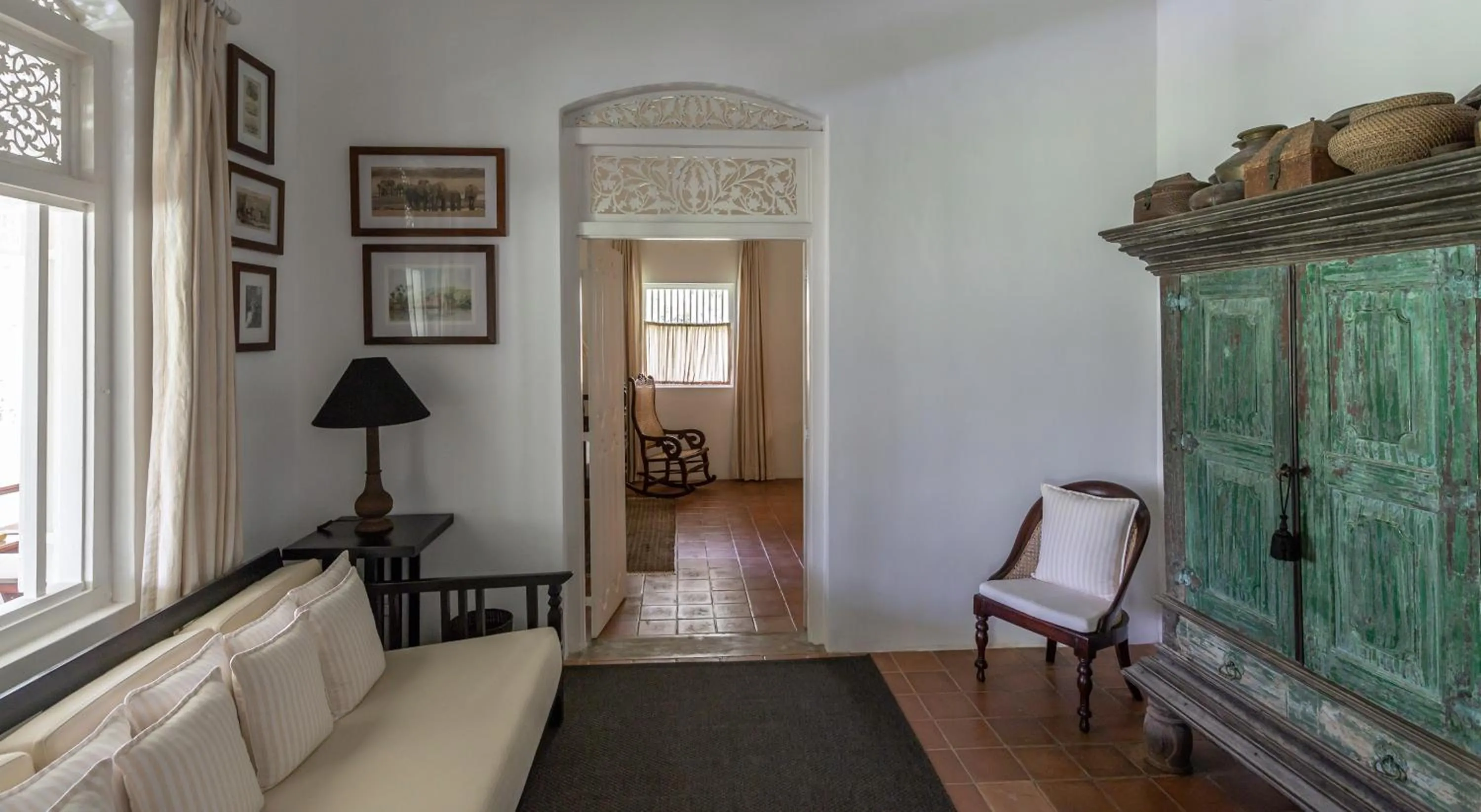 Communal lounge/ TV room in Nyne Hotels Rock Villa - Bentota