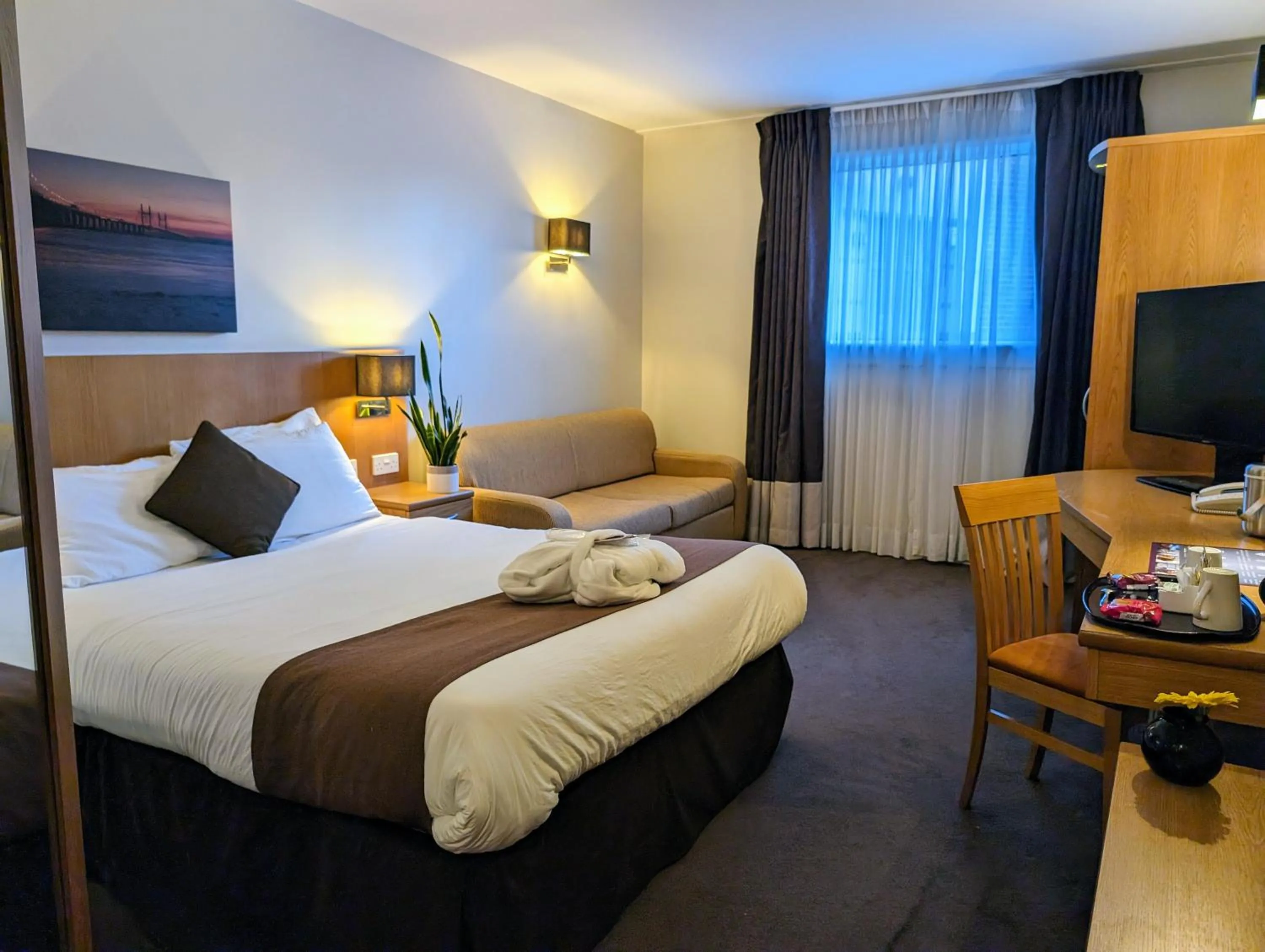 Bedroom, Bed in Future Inn Bristol