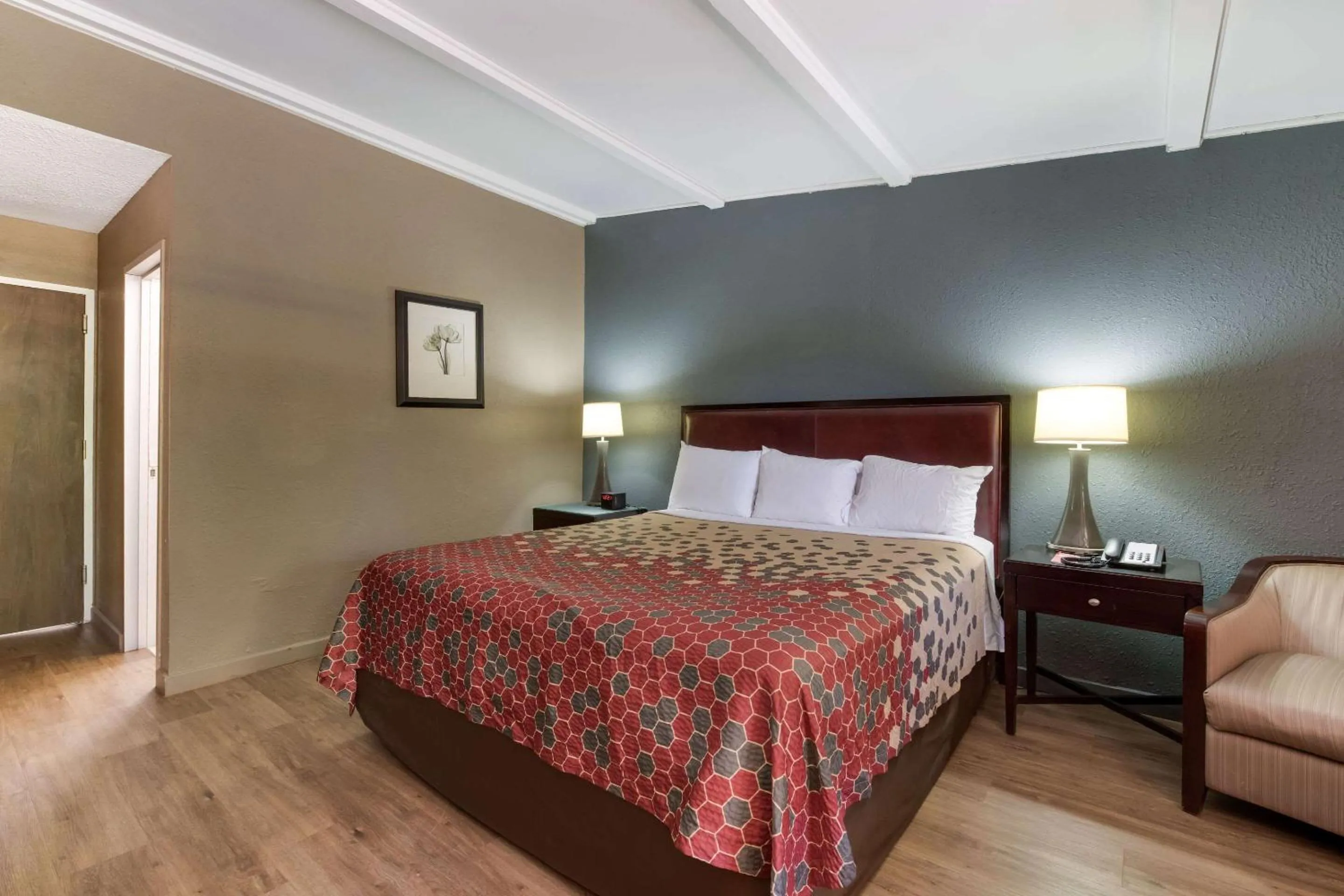 Bedroom, Bed in Econo Lodge High Point - Archdale