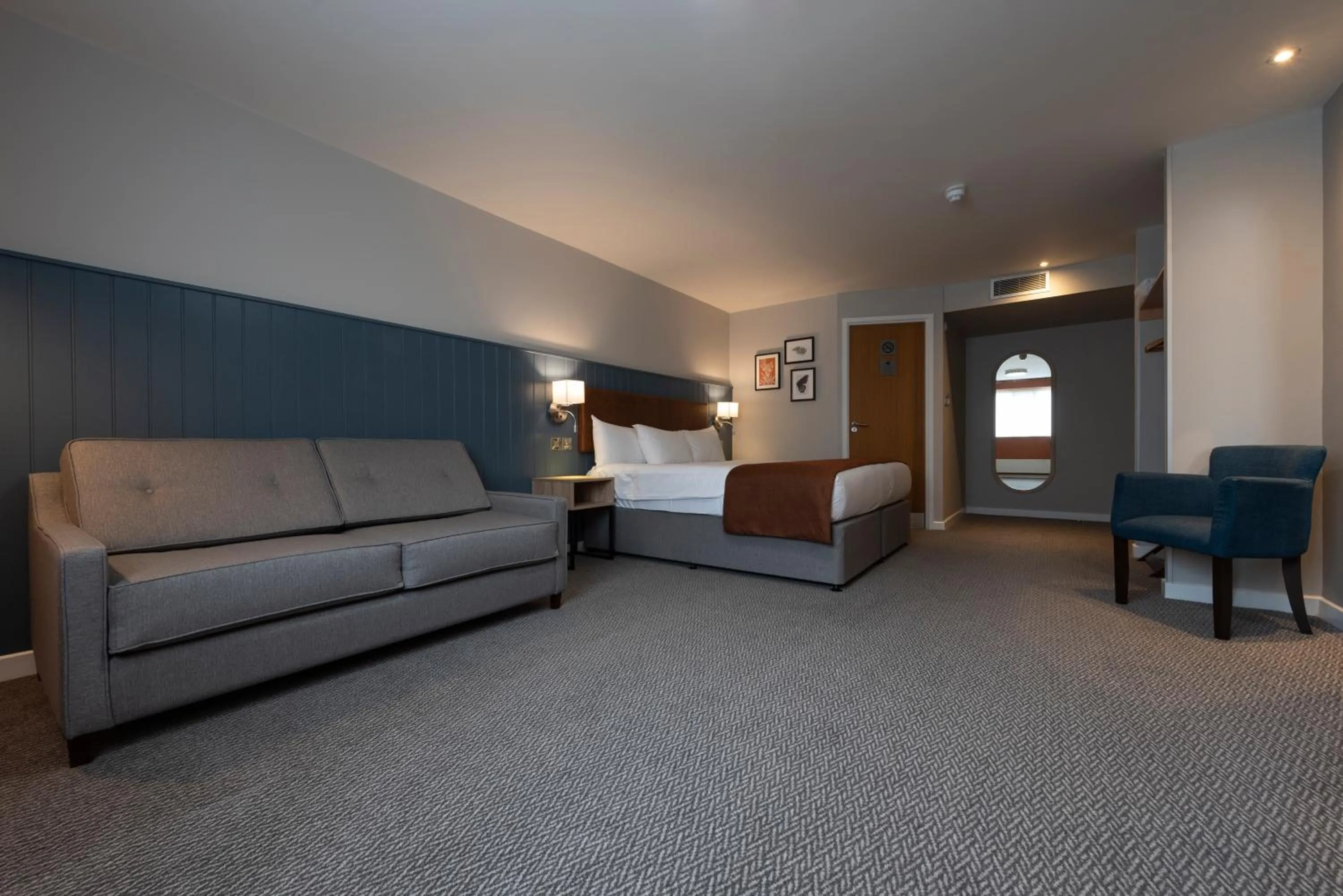 Seating area, Bed in Wilmslow Lodge