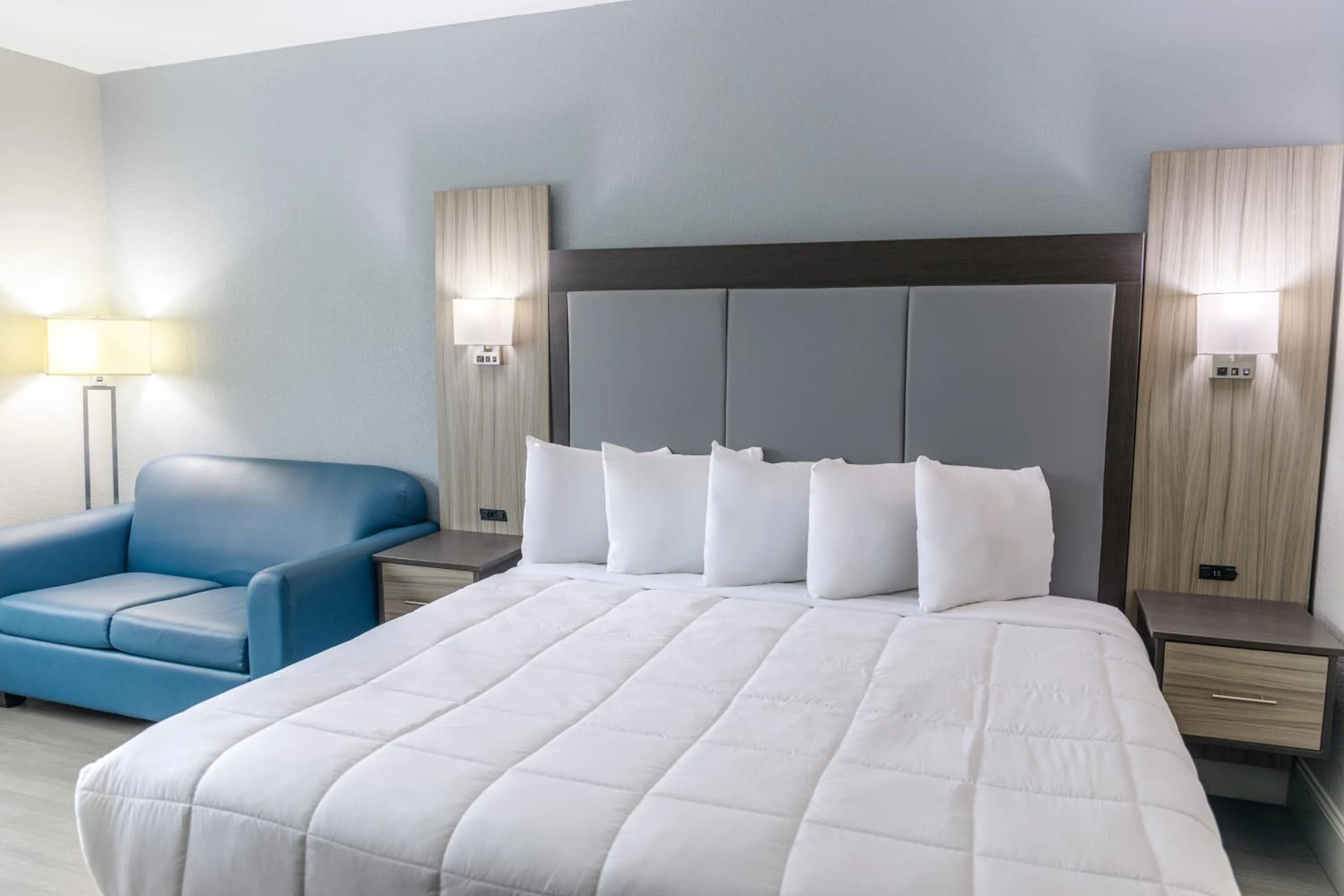 Bed in Admiral's Inn on Tybee Island